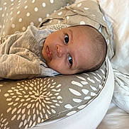 Lémaïck a rejoint le concours — aidez-le/la à gagner de superbes lots ! baby, infant, face, cushion, pillow, bed, clothing, pattern, indoor, person, expression, skin, head, eyes, mouth, sleepy, comfort, rest, soft, young