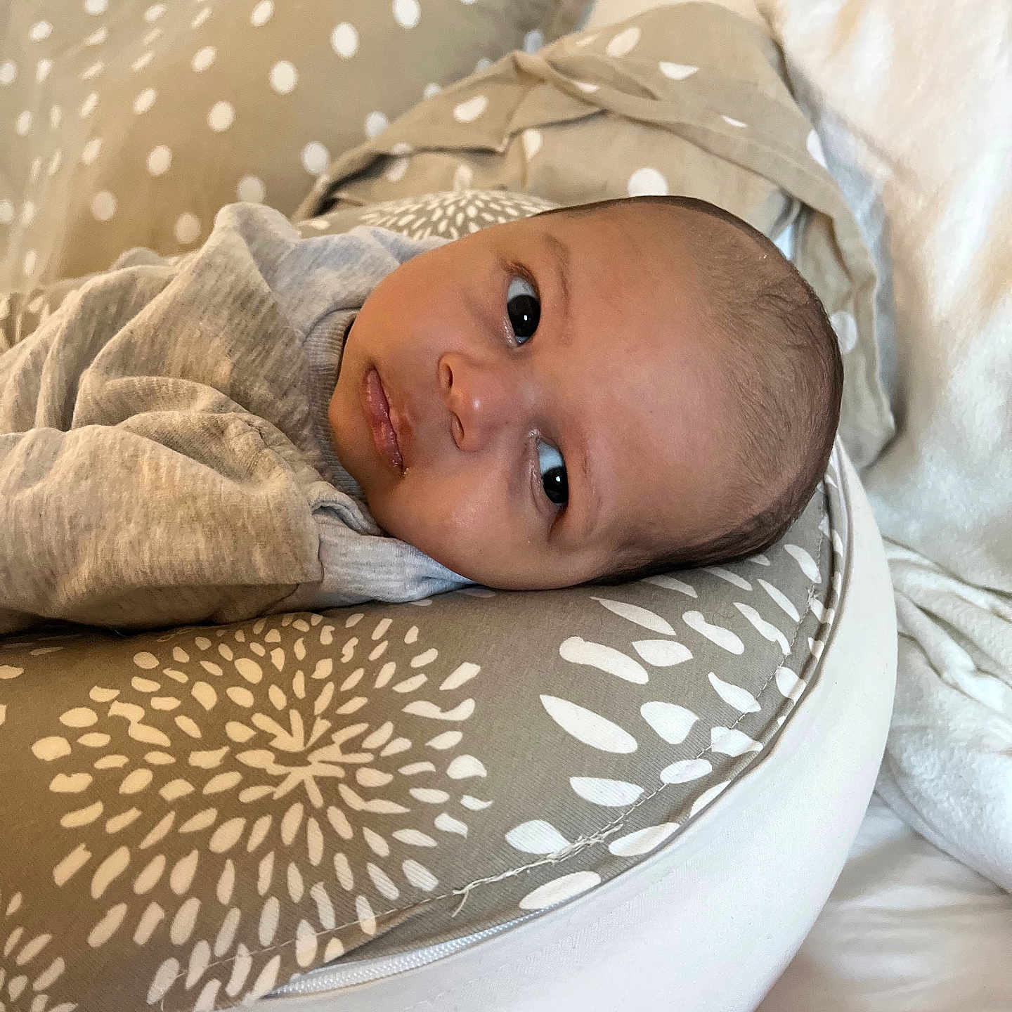 Lémaïck a rejoint le concours — aidez-le/la à gagner de superbes lots ! baby, bed, clothing, comfort, cushion, expression, eyes, face, head, indoor, infant, mouth, pattern, person, pillow, rest, skin, sleepy, soft, young