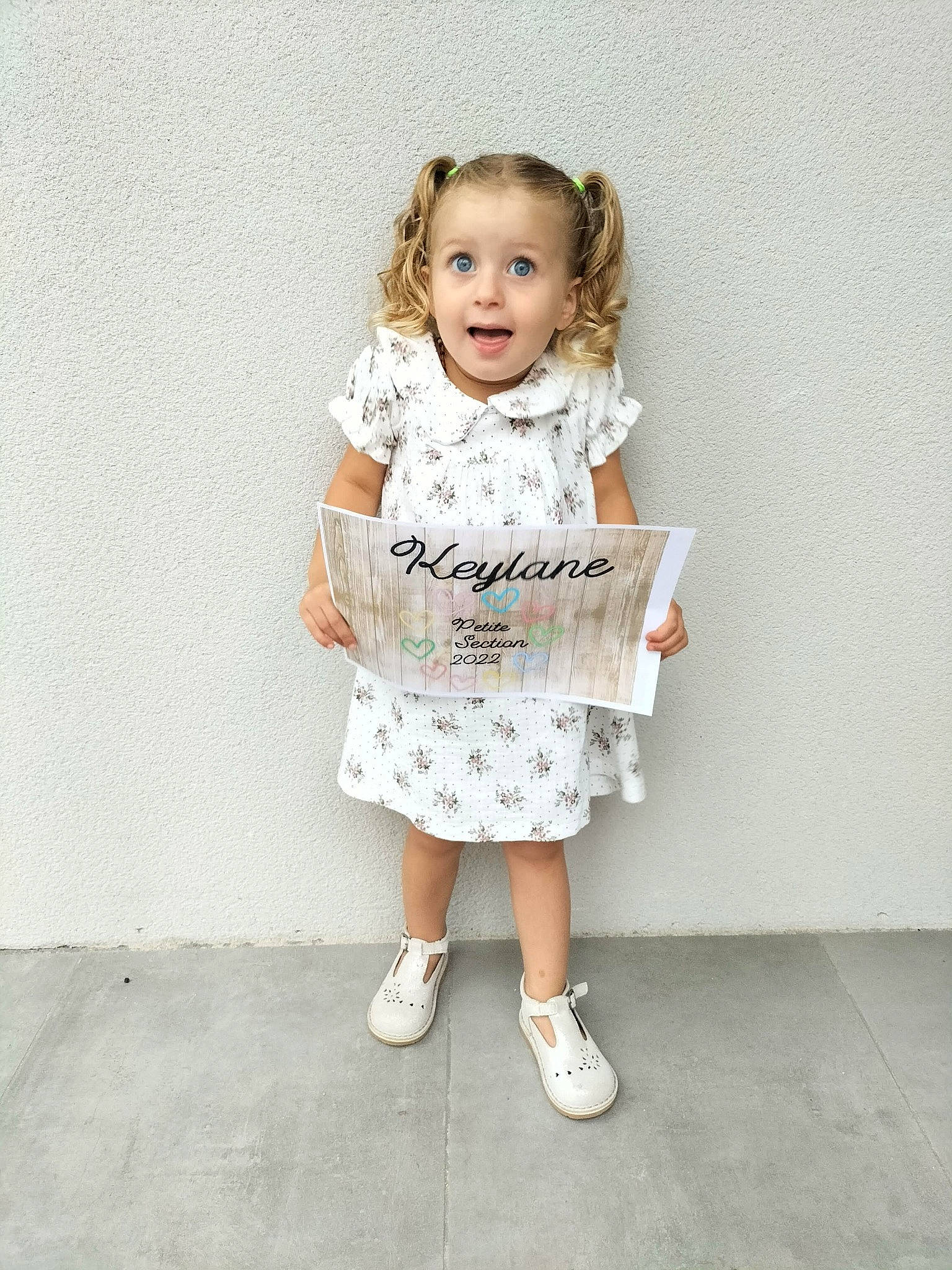 Keylane participe au concours pour gagner de l'argent avec cette photo : arm, baby, baby_toddler_clothing, child, costume, day_dress, face, fashion_design, happy, human_leg, knee, one_piece_garment, pattern, person, portrait_photography, sandal, sleeve, smile, surprise, t_shirt