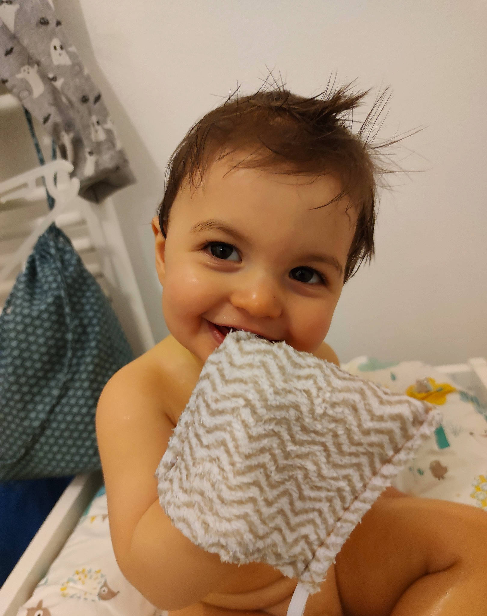 Jean-dominique a rejoint le concours — aidez-le/la à gagner de superbes lots ! baby_toddler_clothing, chair, child, comfort, eye, eyelash, fashion_accessory, finger, fun, hairstyle, happy, joy, linens, nail, pattern, person, room, sitting, skin, smile