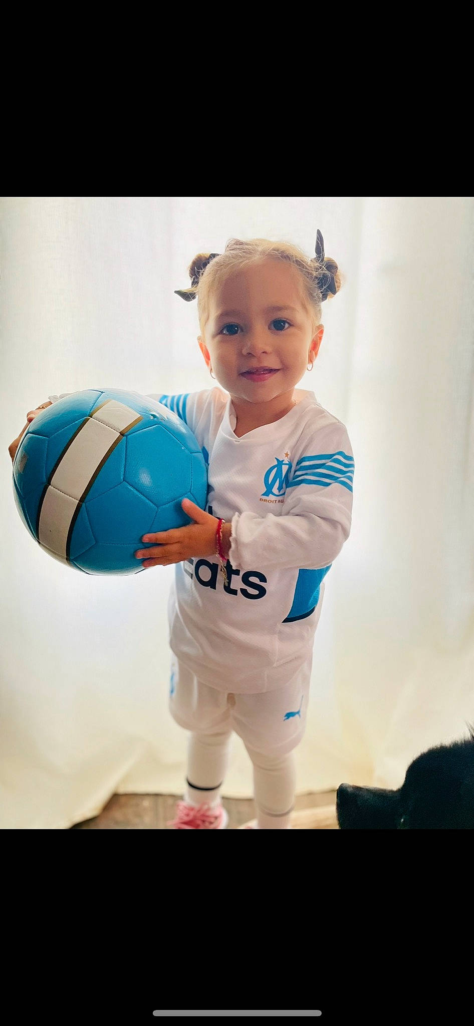 Swaelly a rejoint le concours — aidez-le/la à gagner de superbes lots ! azure, baby, baby_toddler_clothing, ball, electric_blue, flash_photography, football, fun, gesture, happy, joy, person, shirt, shorts, sleeve, smile, soccer_ball, sports_equipment, standing, t_shirt