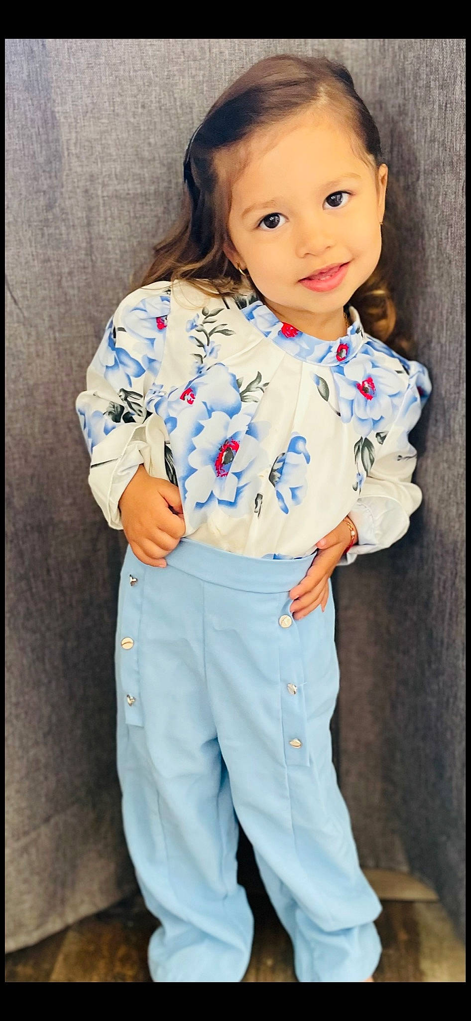 Swaelly participe au concours pour gagner de l'argent avec cette photo : baby_toddler_clothing, bangs, clothing, denim, dress_shirt, electric_blue, fashion, fashion_design, formal_wear, hair, happy, joy, outerwear, pattern, person, product, sleeve, smile, toddler, waist