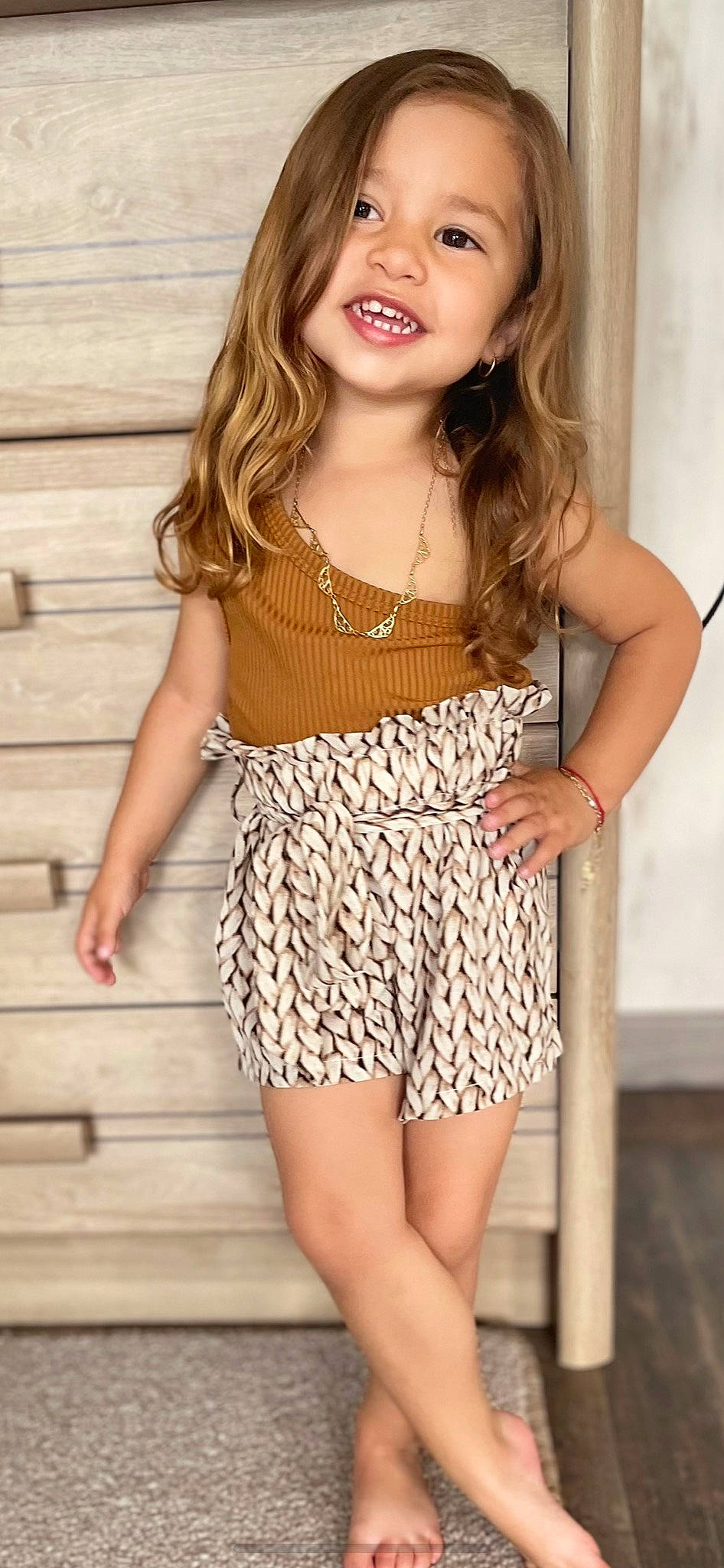 Swaelly a rejoint le concours — aidez-le/la à gagner de superbes lots ! abdomen, beauty, clothing, eyewear, fashion_design, joint, joy, leg, long_hair, neck, outerwear, person, shoulder, sleeve, sleeveless_shirt, smile, standing, sunglasses, thigh, trunk