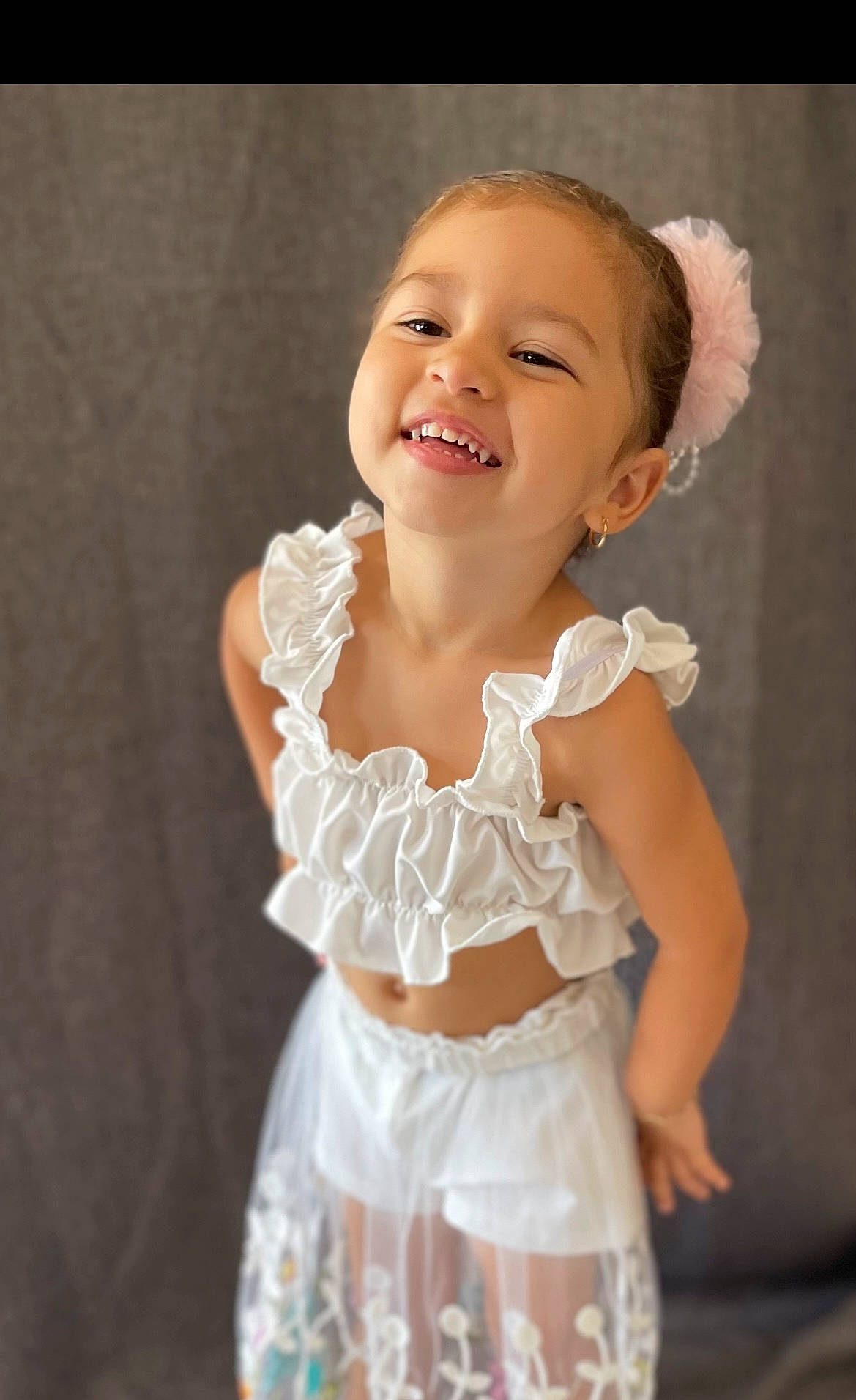 Swaelly participe au concours pour gagner de l'argent avec cette photo : baby, baby_toddler_clothing, bridal_accessory, cheek, child, day_dress, embellishment, event, flash_photography, gesture, hair_accessory, happy, joy, one_piece_garment, pattern, peach, person, ruffle, sleeve, smile