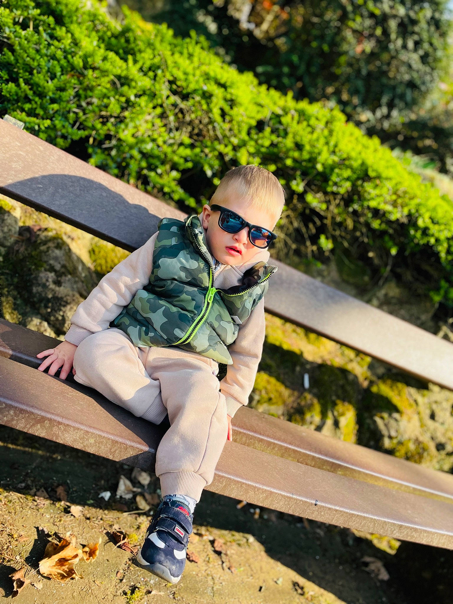 Dragutan Matei participe au concours pour gagner de l'argent avec cette photo : bag, denim, eyewear, goggles, grass, happy, jacket, landscape, leg, leisure, luggage_and_bags, people_in_nature, person, plant, sneakers, sunglasses, sunlight, thigh, travel, vision_care