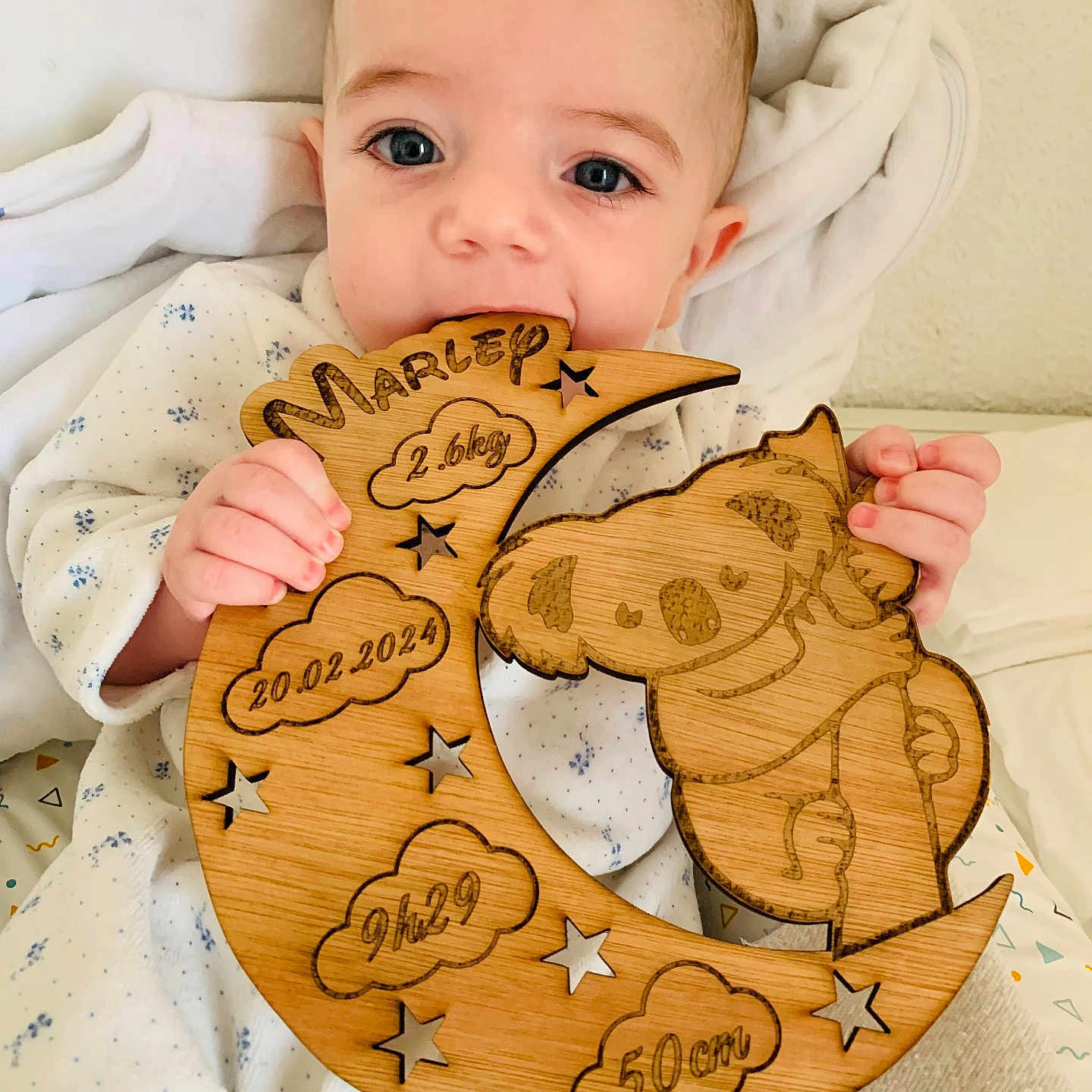 Marley a rejoint le concours — aidez-le/la à gagner de superbes lots ! baby, bed, biting, blanket, bodypart, bread, eating, face, finger, food, furniture, hand, head, newborn, person, photography, portrait, quilt, symbol, text