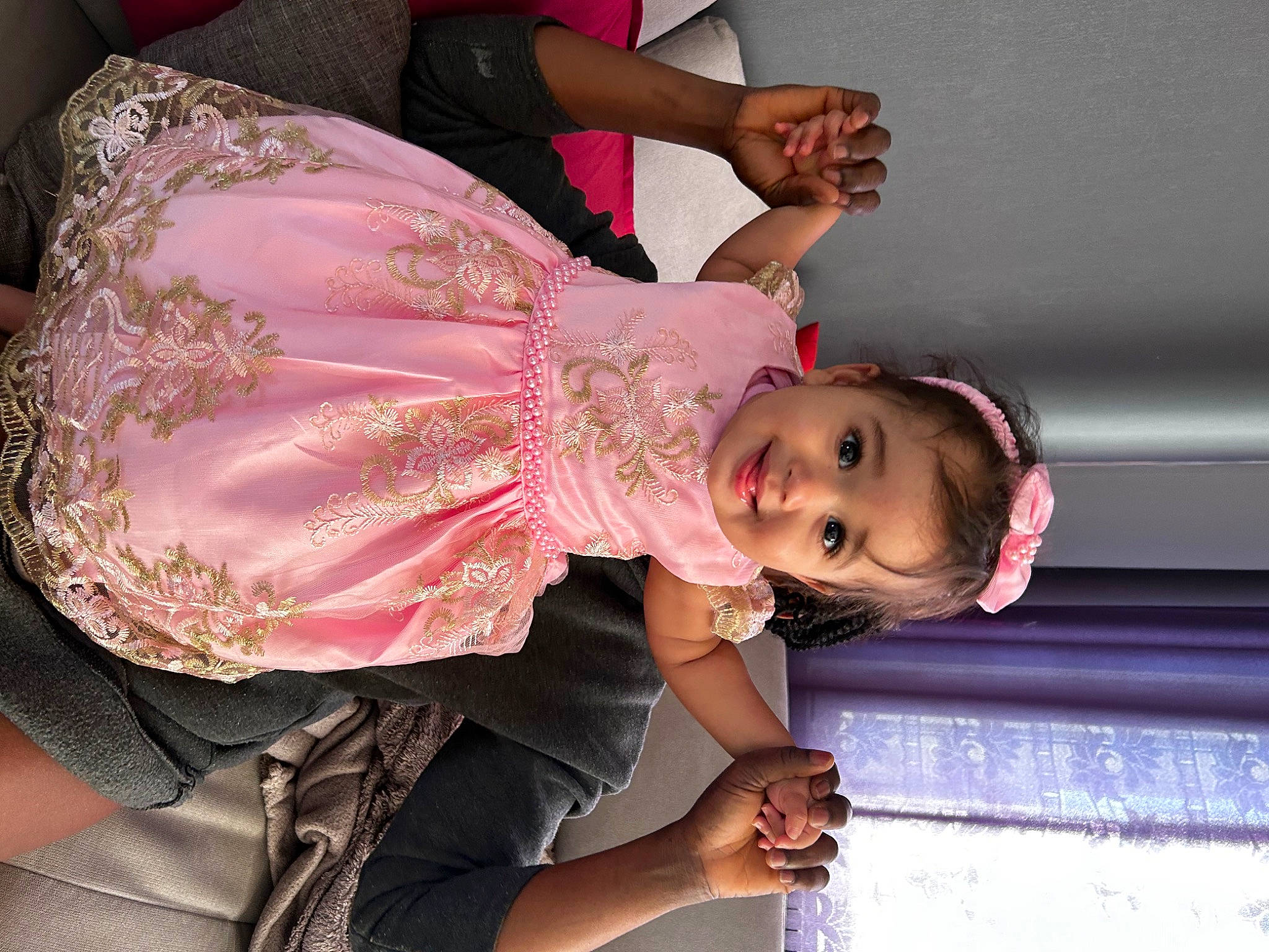 Iris a rejoint le concours — aidez-le/la à gagner de superbes lots ! abdomen, baby, bridal_accessory, child, dress, event, fashion_design, flash_photography, fun, happy, joy, leisure, magenta, peach, person, pink, plant, skin, smile, toddler