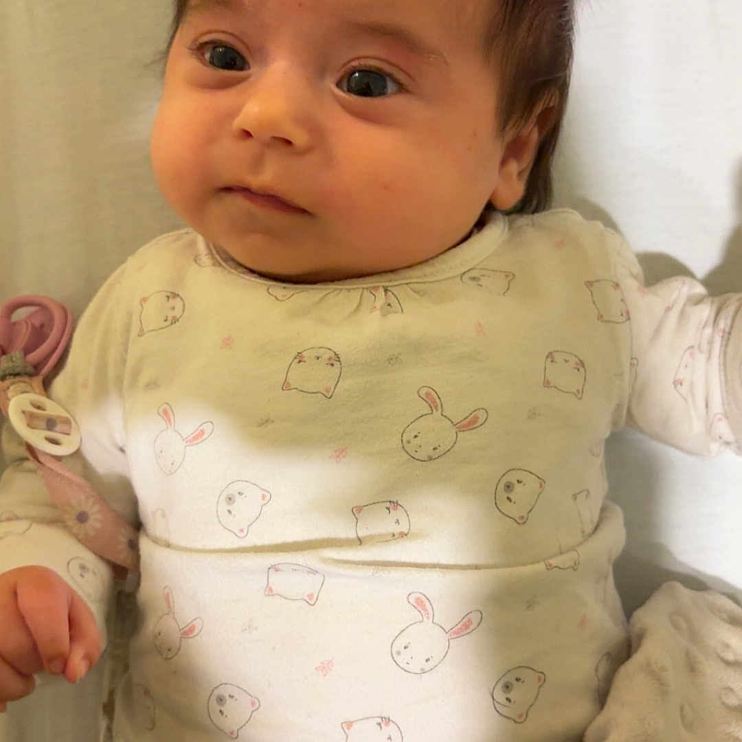 Zayra a rejoint le concours — aidez-le/la à gagner de superbes lots ! baby, bed, blanket, child, chubby_cheeks, closeup, cute, eyes, face, gaze, hair, indoor, infant, lying_down, onesie, pacifier, pacifier_clip, portrait, sheet, soft_texture