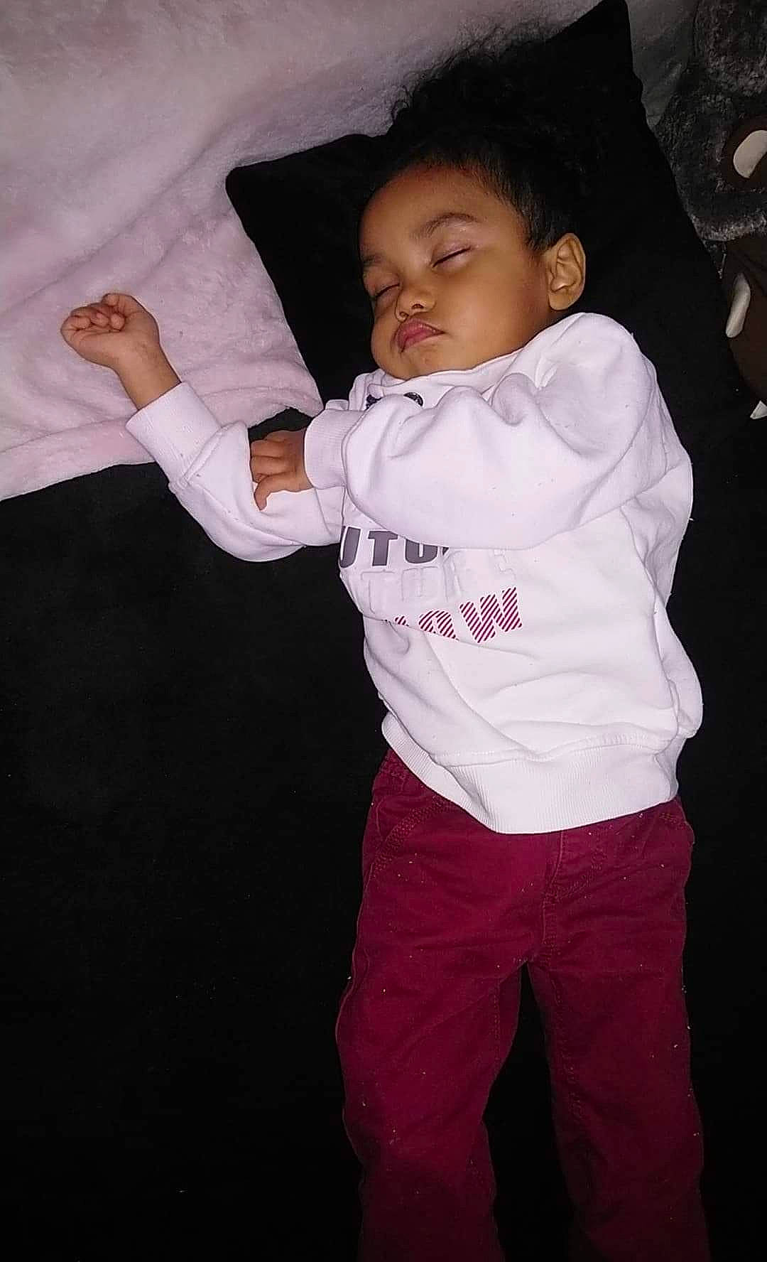 Kenny participe au concours pour gagner de l'argent avec cette photo : arm, baby, cheek, child, fun, gesture, person, pink, skin, smile, standing, t_shirt, toddler, vacation, white