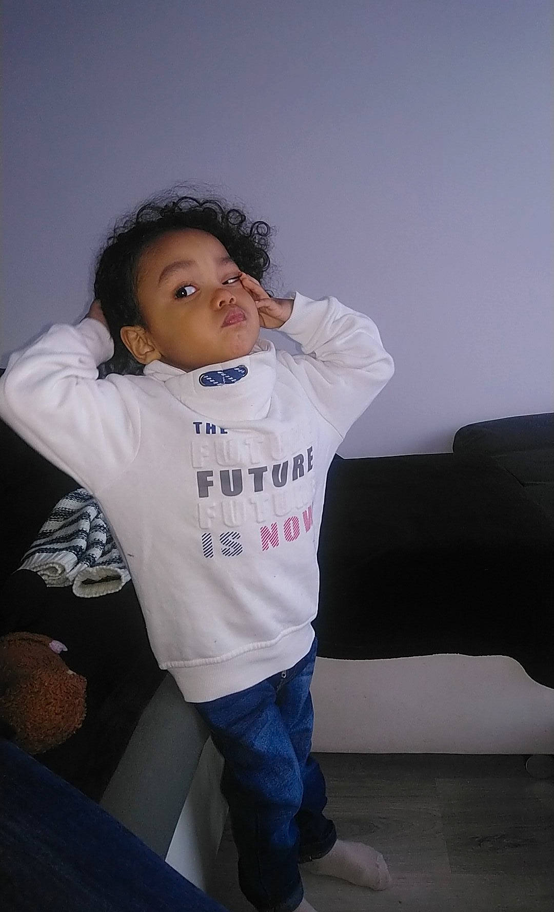 Kenny participe au concours pour gagner de l'argent avec cette photo : arm, baby, cheek, child, fun, outerwear, person, sitting, t_shirt, toddler