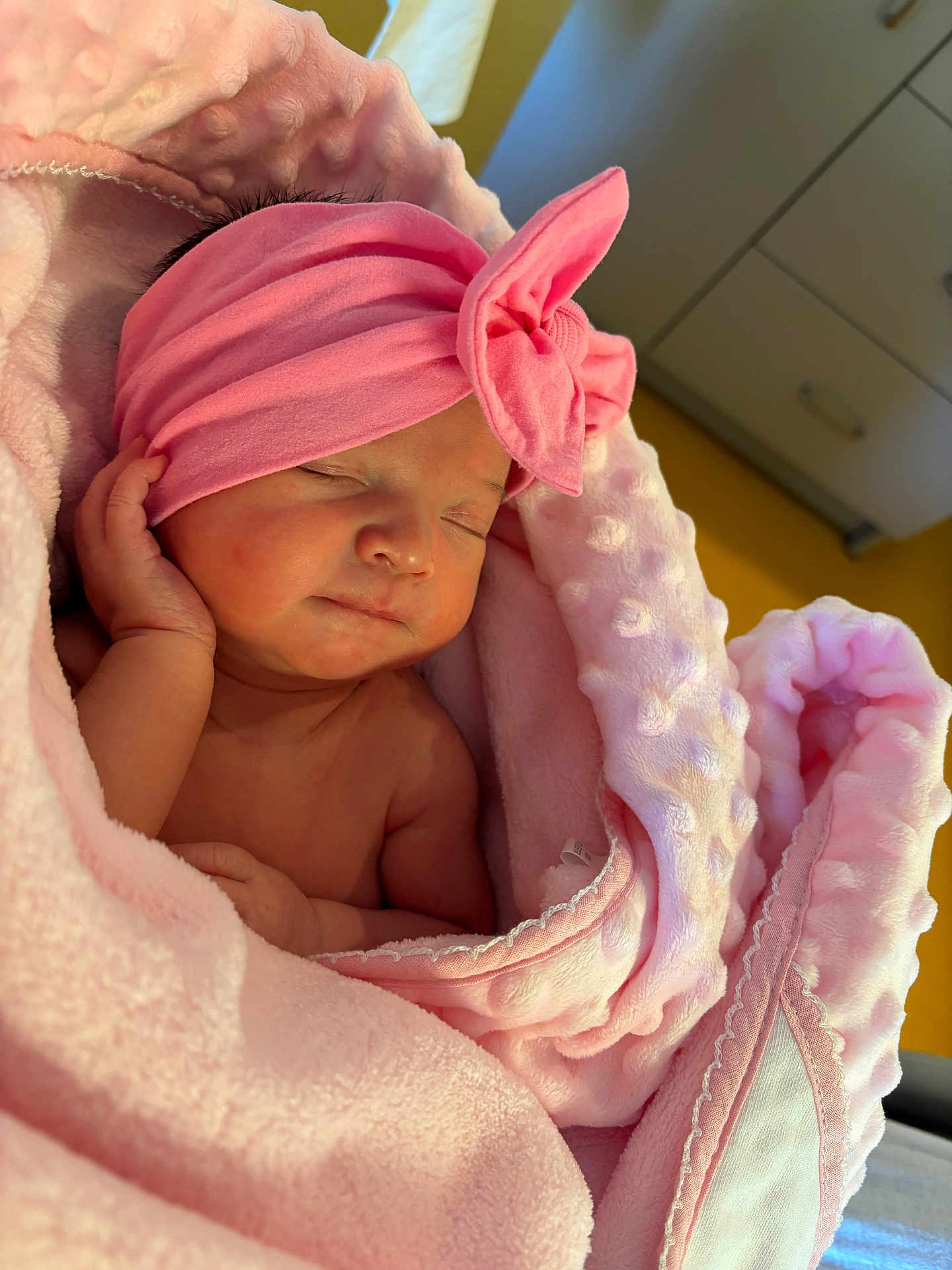 Chloé a rejoint le concours — aidez-le/la à gagner de superbes lots ! baby, newborn, sleeping, pink_blanket, pink_headband, bow, infant, wrapped, cozy, soft_texture, peaceful, closeup, indoor, child, cute, portrait, skin, hand, resting, blanket