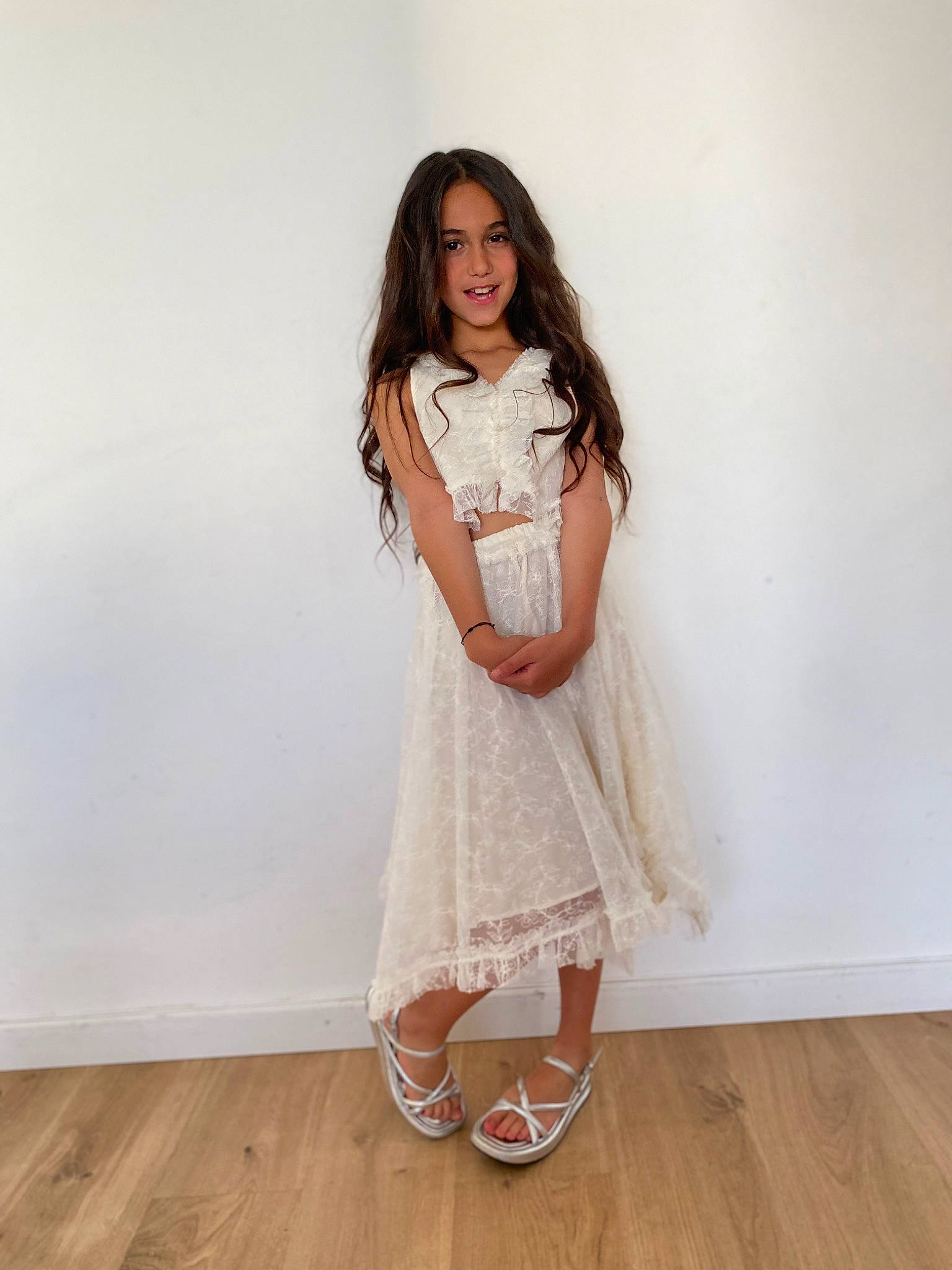 Kim participe au concours pour gagner de l'argent avec cette photo : day_dress, dress, fashion_design, flash_photography, floor, flooring, formal_wear, hair, happy, human_leg, joy, knee, leg, long_hair, neck, one_piece_garment, person, sleeve, smile, thigh