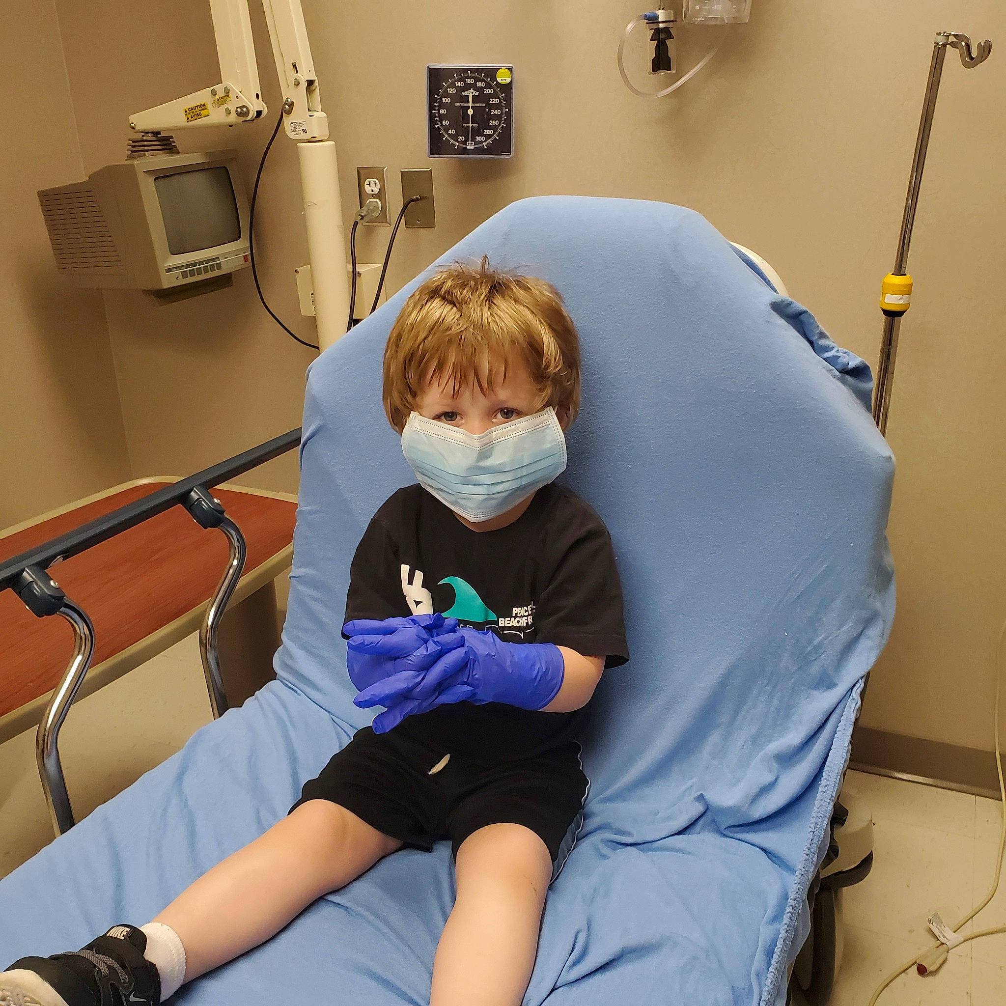 Liam is registered to the contest to win money with this photo: arm, clinic, comfort, health_care, hospital, hospital_bed, knee, medical, medical_assistant, medical_equipment, patient, person, room, service