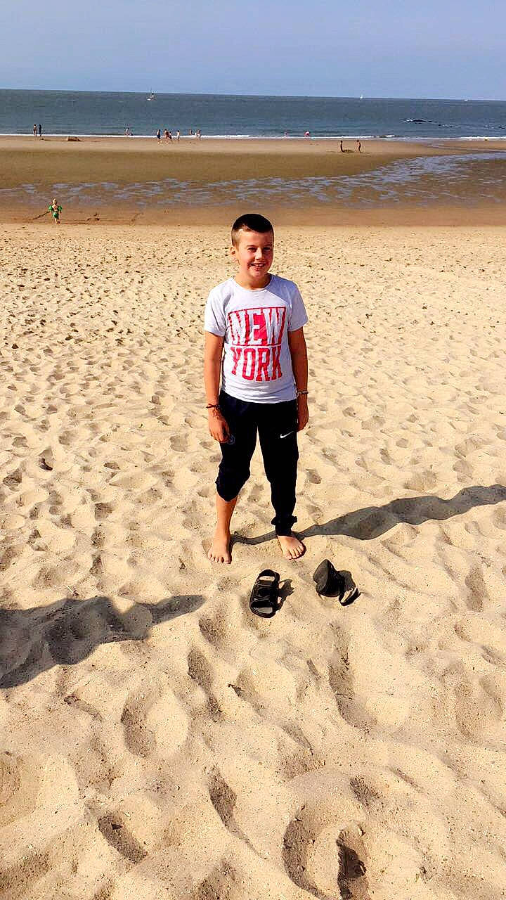 Ilan participe au concours pour gagner de l'argent avec cette photo : beach, coast, fun, joy, landscape, material, ocean, person, recreation, sand, sea, sky, summer, vacation, water