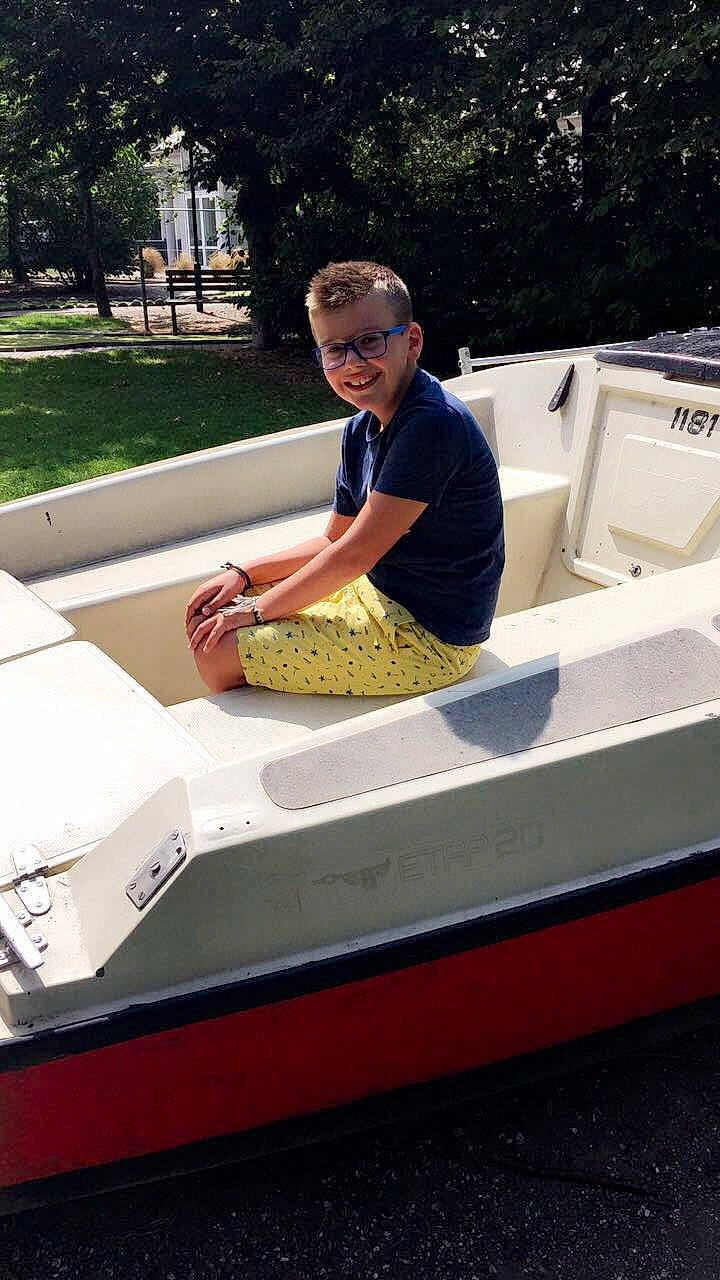 Ilan a rejoint le concours — aidez-le/la à gagner de superbes lots ! boat, boating, boats_and_boating_equipment_and_supplies, fun, furniture, joy, person, recreation, skiff, table, vacation, vehicle, water, watercraft, wood