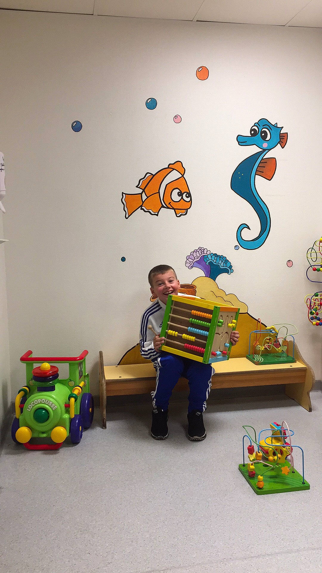 Ilan participe au concours pour gagner de l'argent avec cette photo : art, artwork, design, house, interior_design, joy, modern_art, mural, painting, person, play, room, toy, wall