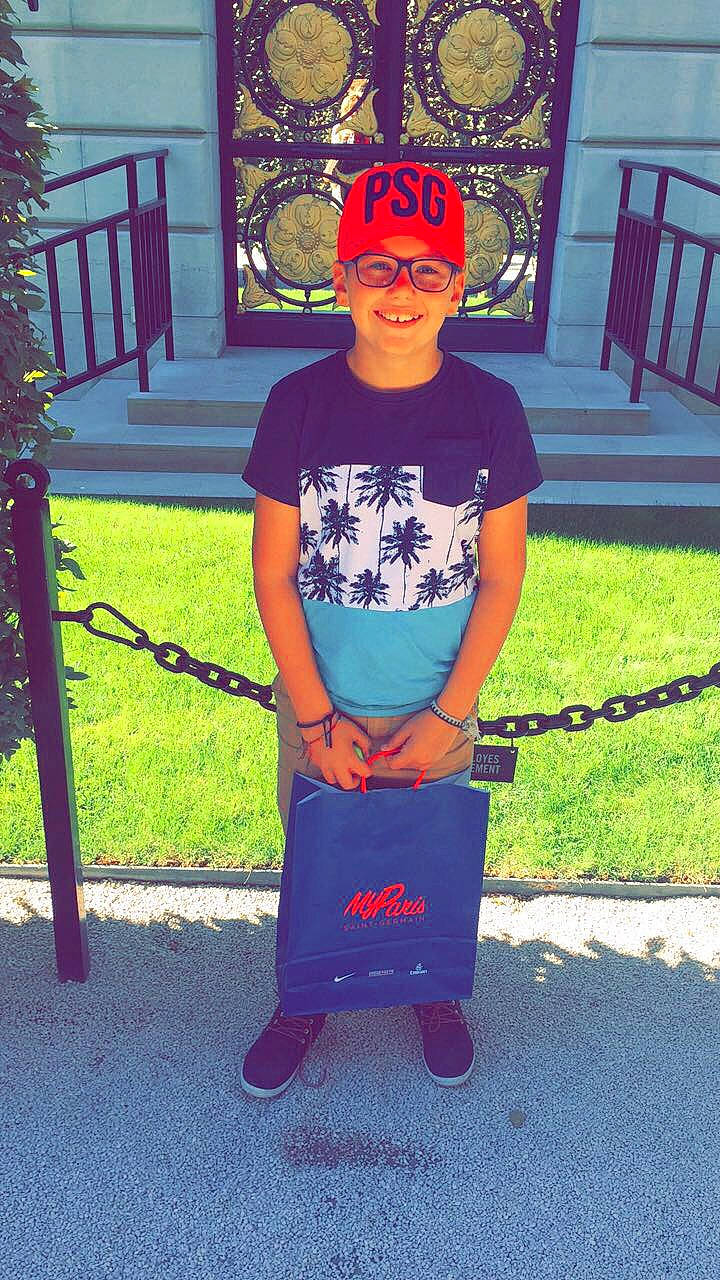 Ilan a rejoint le concours — aidez-le/la à gagner de superbes lots ! blue, child, clothing, cool, costume, day, fun, headgear, joy, person, pink, play, product, public_space, purple, recreation, red, sitting, standing, t_shirt