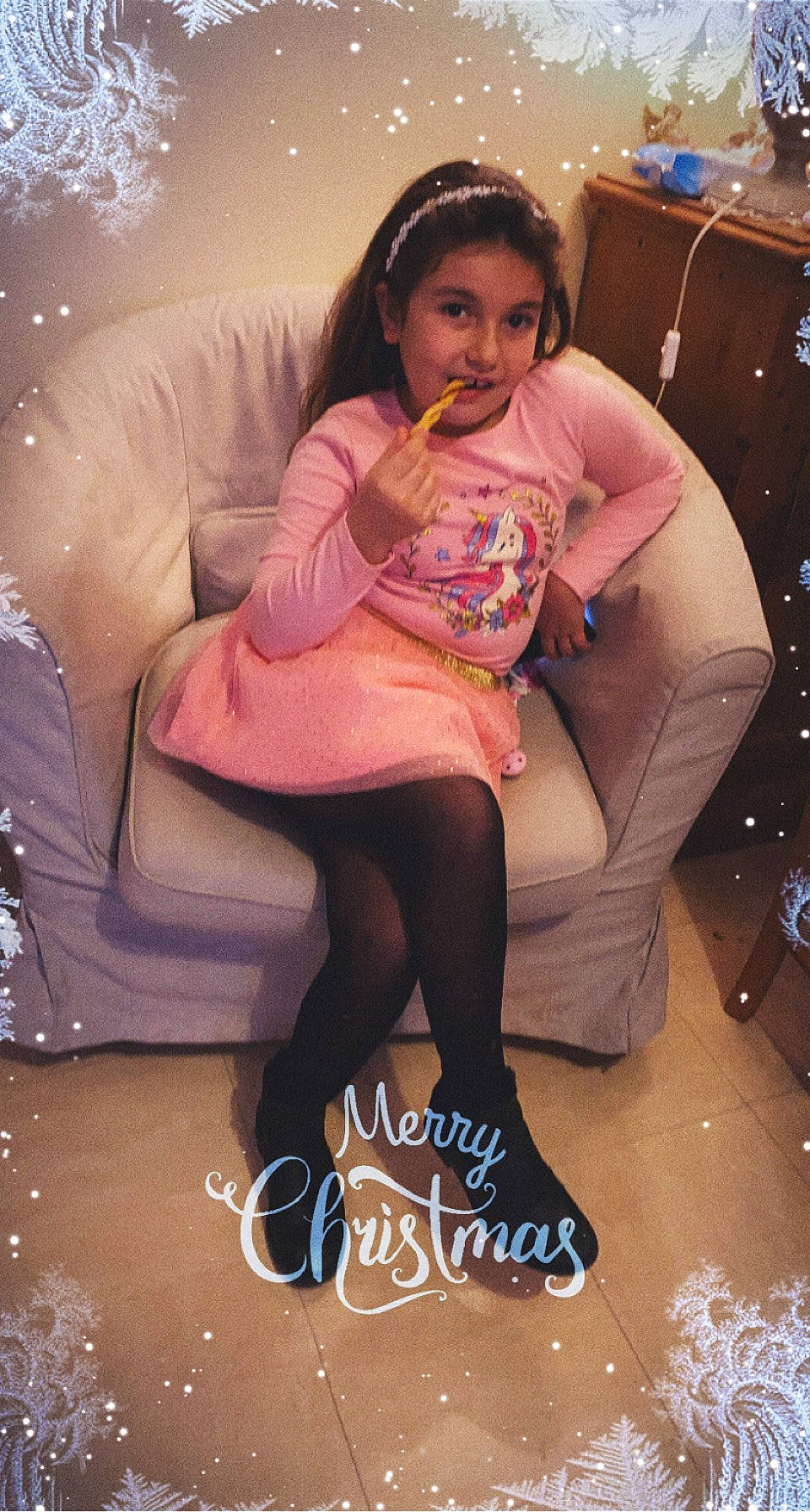 Louna participe au concours pour gagner de l'argent avec cette photo : beauty, black_hair, comfort, cool, fashion, flash_photography, fun, hair, happy, human_leg, joint, knee, lap, leg, long_hair, magenta, person, pink, purple, shoe