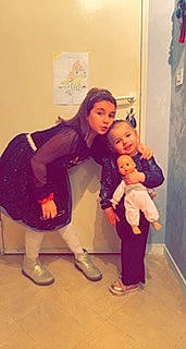 Louna a rejoint le concours — aidez-le/la à gagner de superbes lots ! baby, blurred, child, event, fashion_design, flooring, fun, fur, gesture, happy, human_leg, joy, knee, person, room, selfie, sitting, sleeve, thigh, thumb