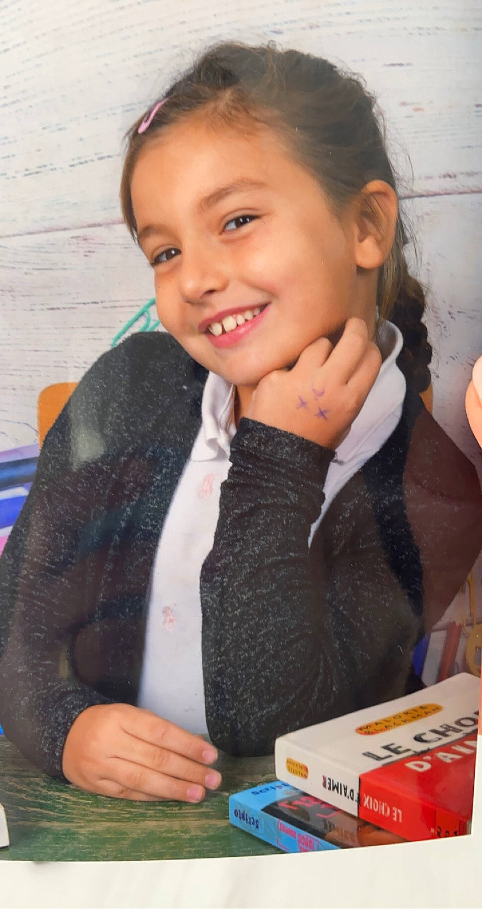 Louna a rejoint le concours — aidez-le/la à gagner de superbes lots ! box, child, design, electronic_device, employment, event, formal_wear, fun, gesture, hand, happy, job, joy, laugh, learning, person, portrait_photography, reading, room, sitting