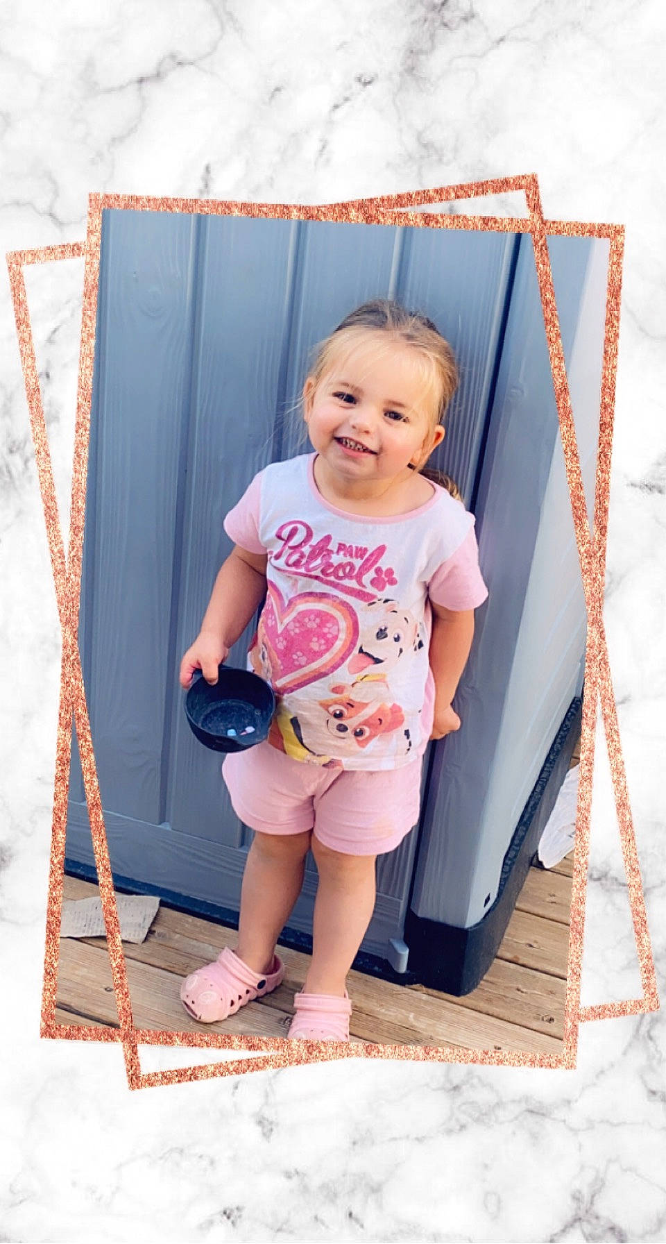 Gina a rejoint le concours — aidez-le/la à gagner de superbes lots ! baby_toddler_clothing, child, fashion, flip_flops, fun, happy, joy, leisure, magenta, pattern, person, pink, play, product, sandal, shorts, sleeve, smile, standing, t_shirt