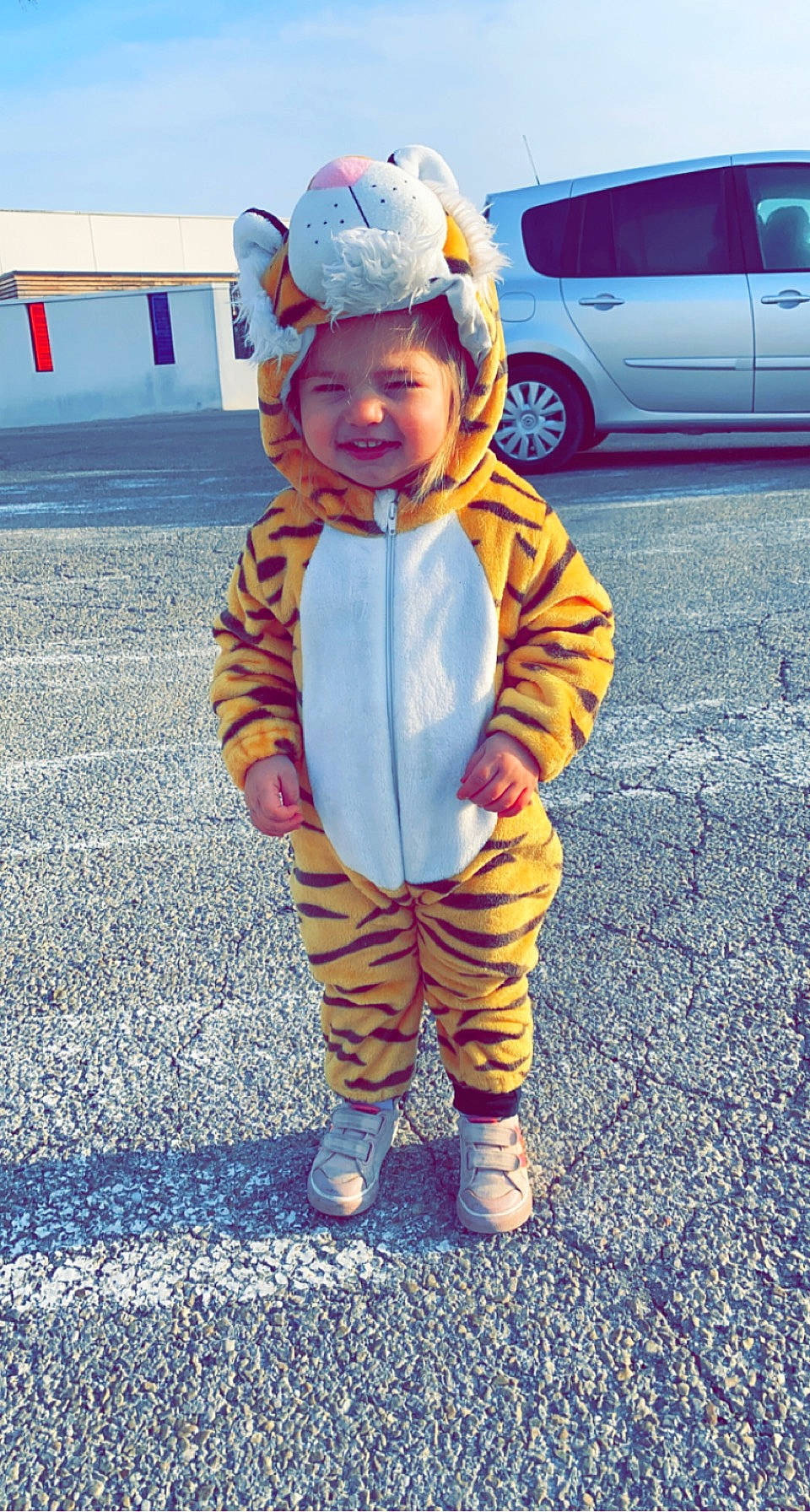 Gina participe au concours pour gagner de l'argent avec cette photo : automotive_lighting, car, eye, face, fun, happy, hat, head, headwear, joy, motor_vehicle, outerwear, person, photograph, sky, street_fashion, summer, tire, toddler, vehicle