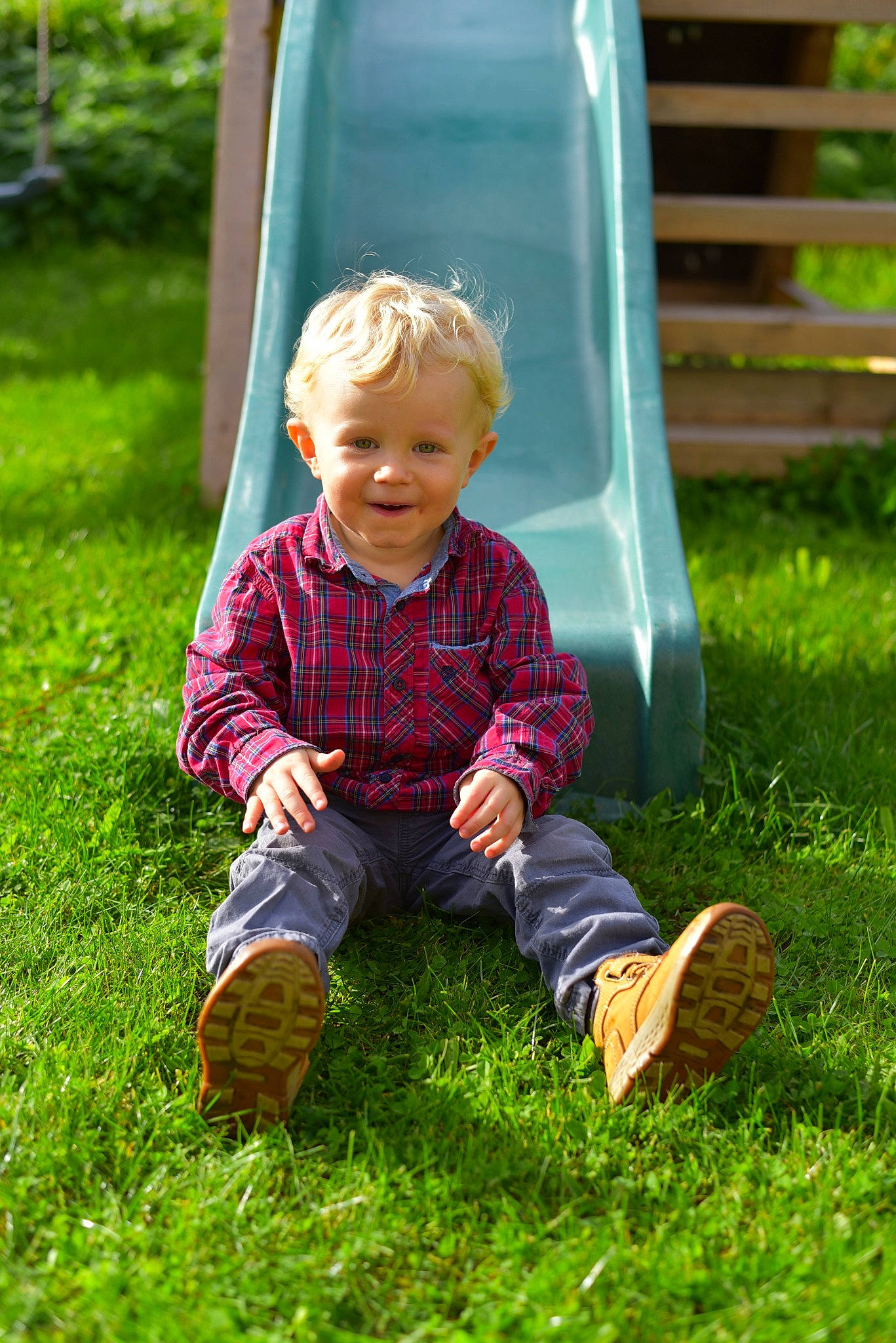 Melwan participe au concours pour gagner de l'argent avec cette photo : baby, baby_toddler_clothing, child, chute, fun, garden, grass, green, happy, head, lawn, leisure, people_in_nature, person, plant, recreation, sitting, smile, t_shirt, toddler