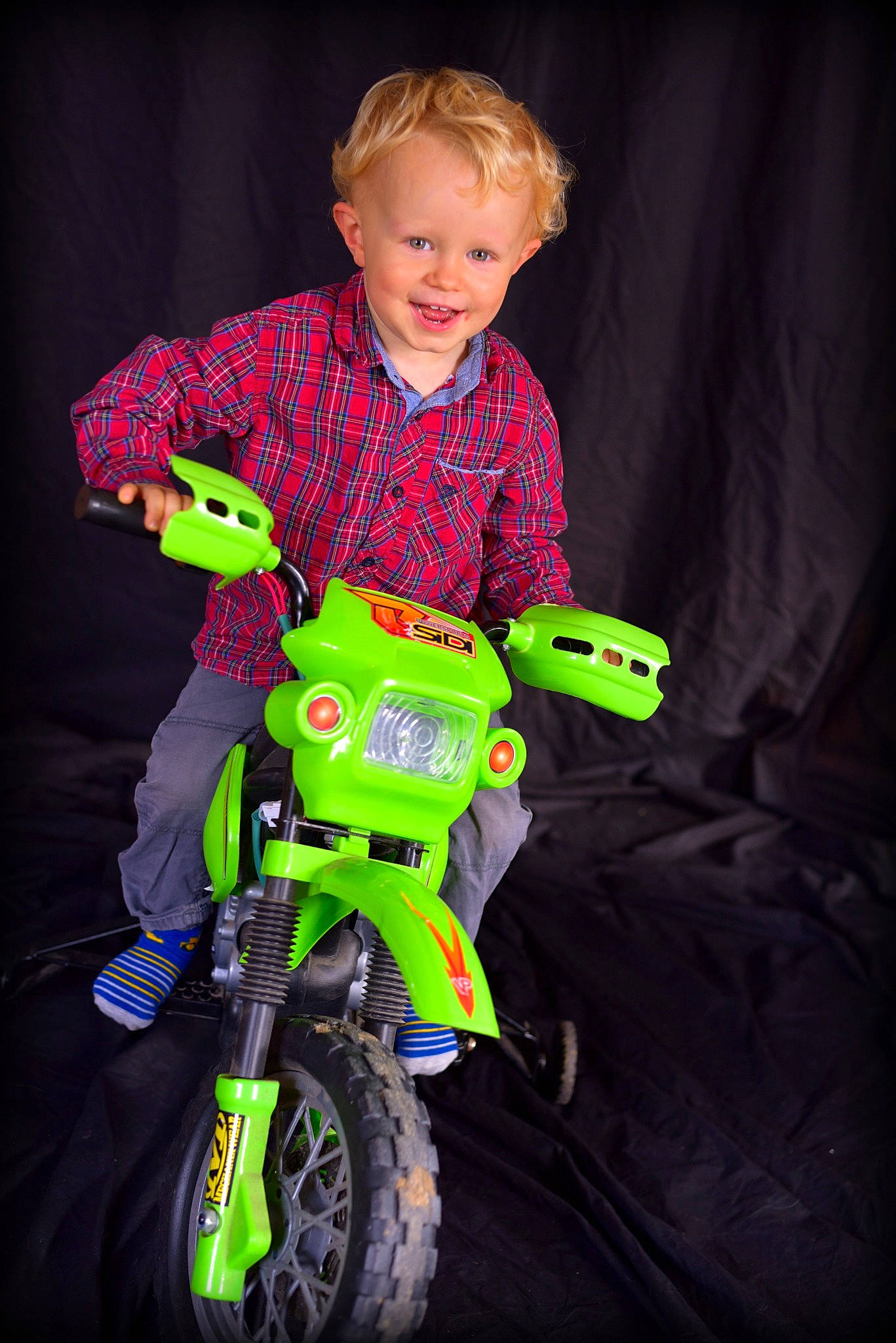 Melwan participe au concours pour gagner de l'argent avec cette photo : automotive_design, automotive_lighting, automotive_tire, automotive_wheel_system, flash_photography, fun, hand, joy, motocross, motor_vehicle, motorcycle, motorsport, person, racing, recreation, riding_toy, rim, spoke, tire, toddler