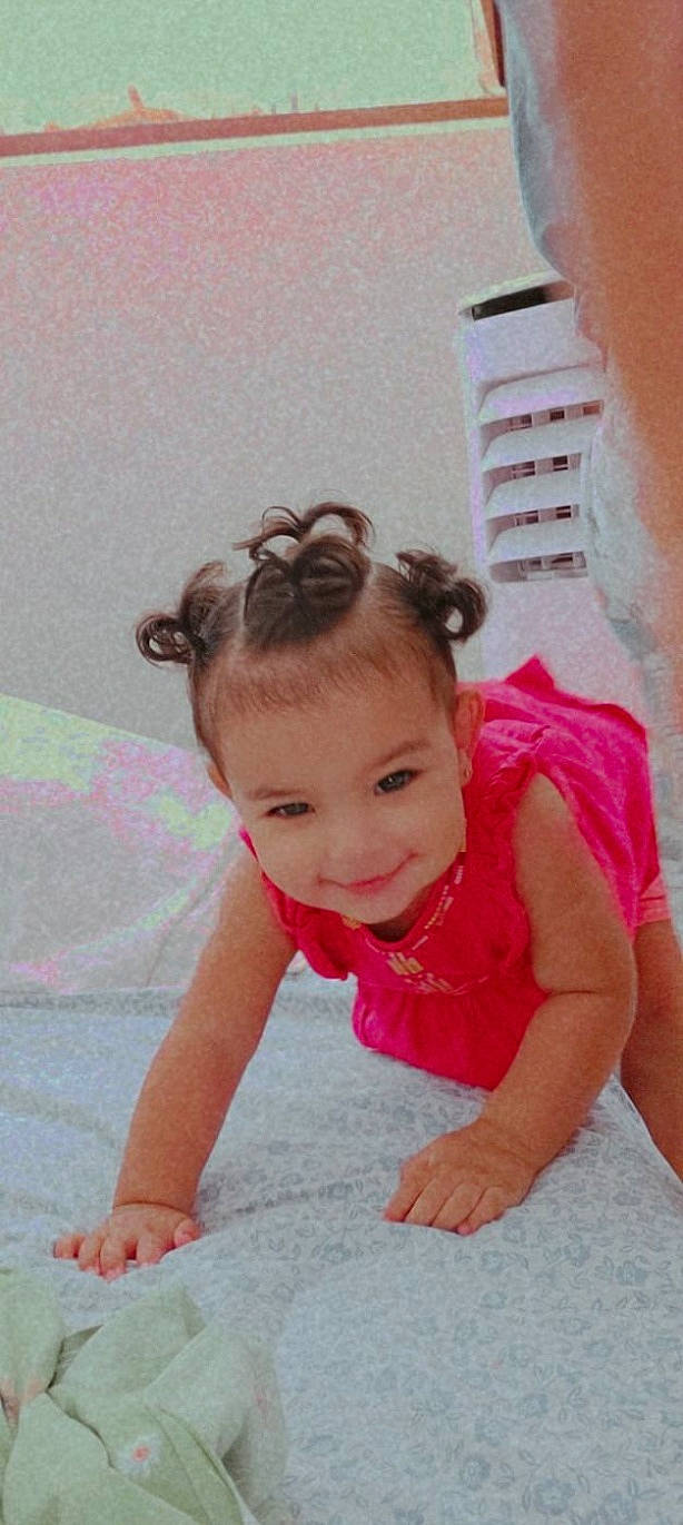 Nayla Naëly a rejoint le concours — aidez-le/la à gagner de superbes lots ! baby, baby_toddler_clothing, child, crawling, fun, joy, person, pigtail, pink, play, skin, smile, toddler, tummy_time