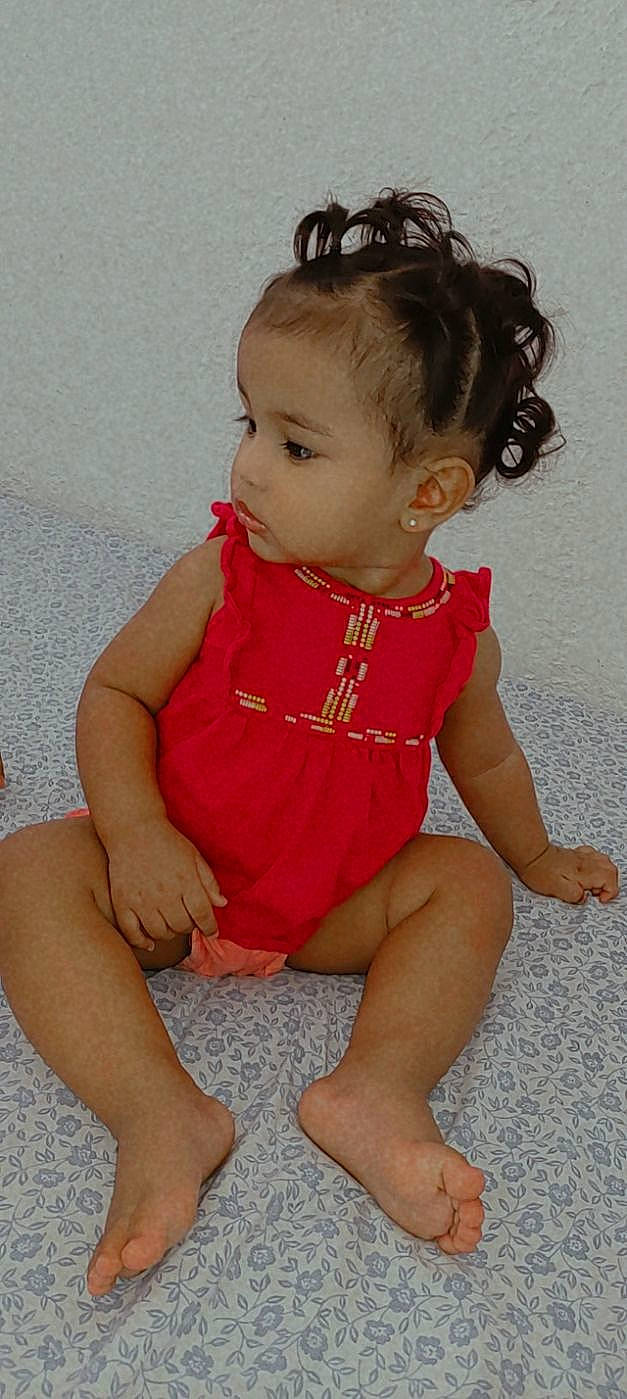 Nayla Naëly participe au concours pour gagner de l'argent avec cette photo : baby, baby_toddler_clothing, cheek, child, child_model, clothing, leg, person, sitting, skin, toddler