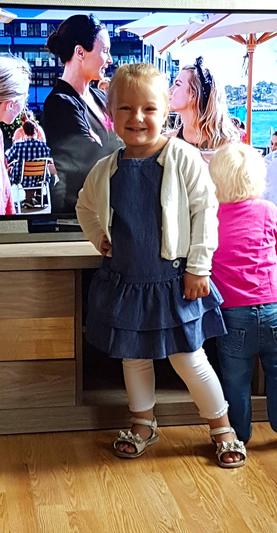 Mailys a rejoint le concours — aidez-le/la à gagner de superbes lots ! child, child_model, fashion, footwear, joy, outerwear, person, shoe, snapshot