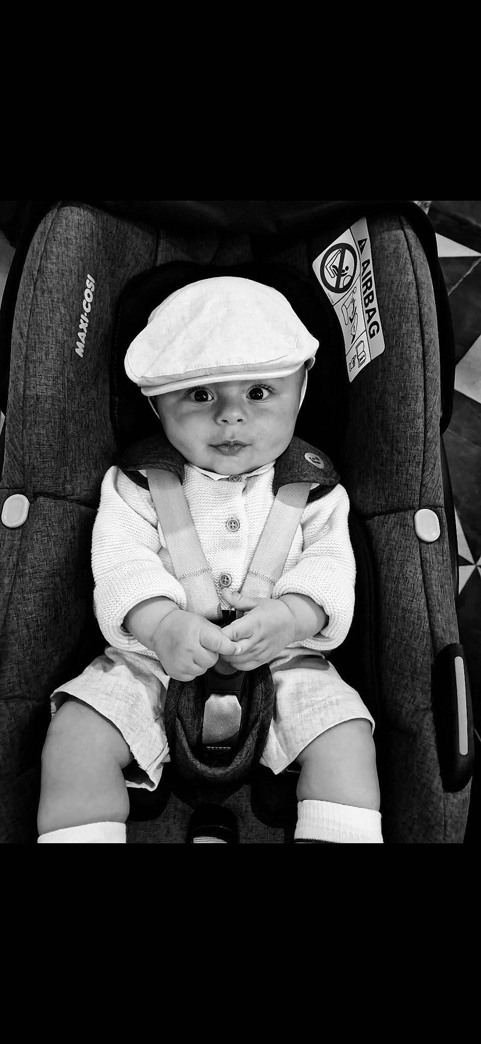 Léo a rejoint le concours — aidez-le/la à gagner de superbes lots ! arm, baby, baby_carriage, baby_products, baby_safety, black_and_white, car_seat, child, comfort, cool, eye, flash_photography, fun, happy, headwear, monochrome, monochrome_photography, person, sitting, style
