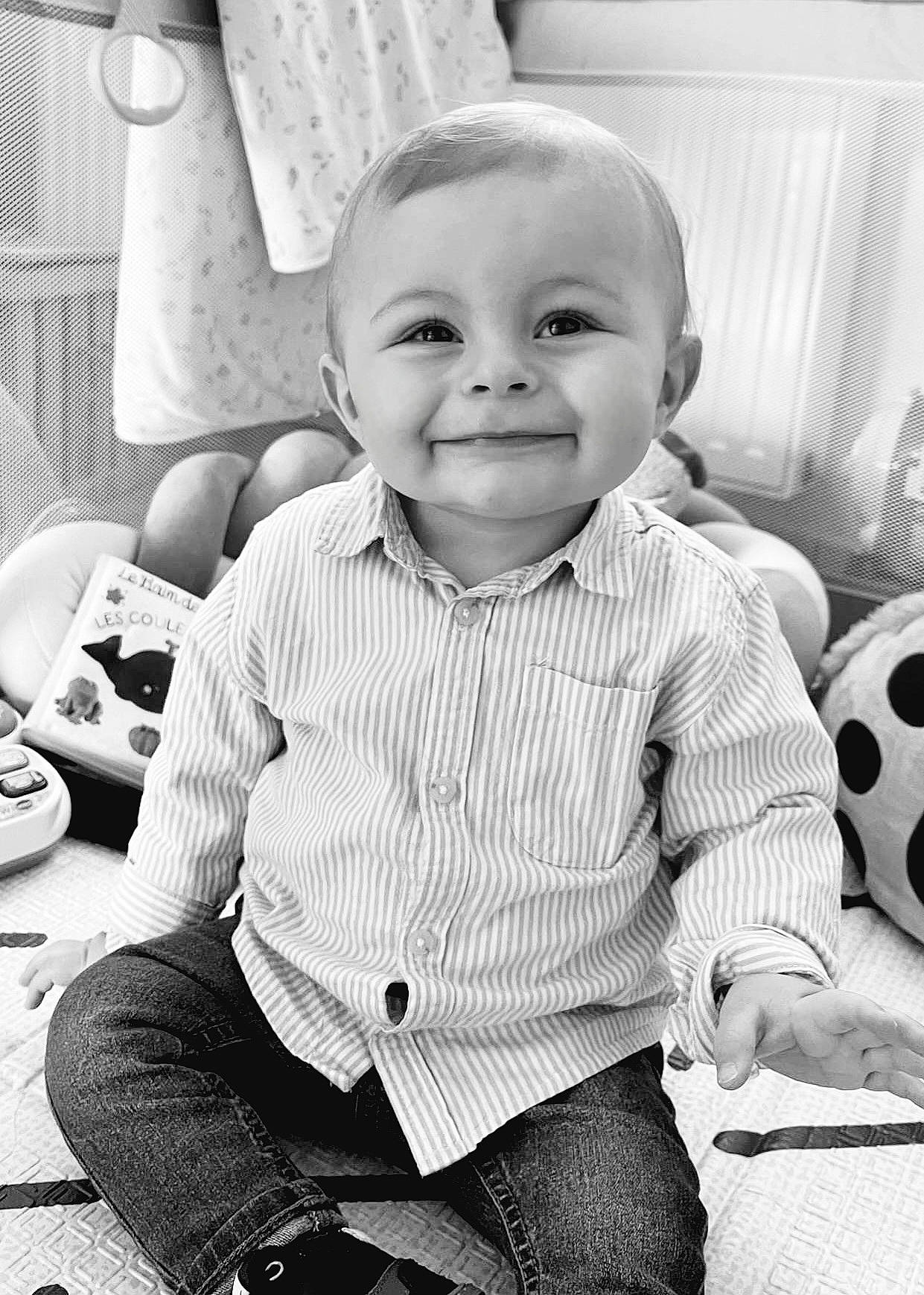 Léo participe au concours pour gagner de l'argent avec cette photo : baby, beauty, black, black_and_white, cheek, child, eye, fun, hairstyle, happy, joy, leg, monochrome, monochrome_photography, person, photograph, skin, smile, standing, style