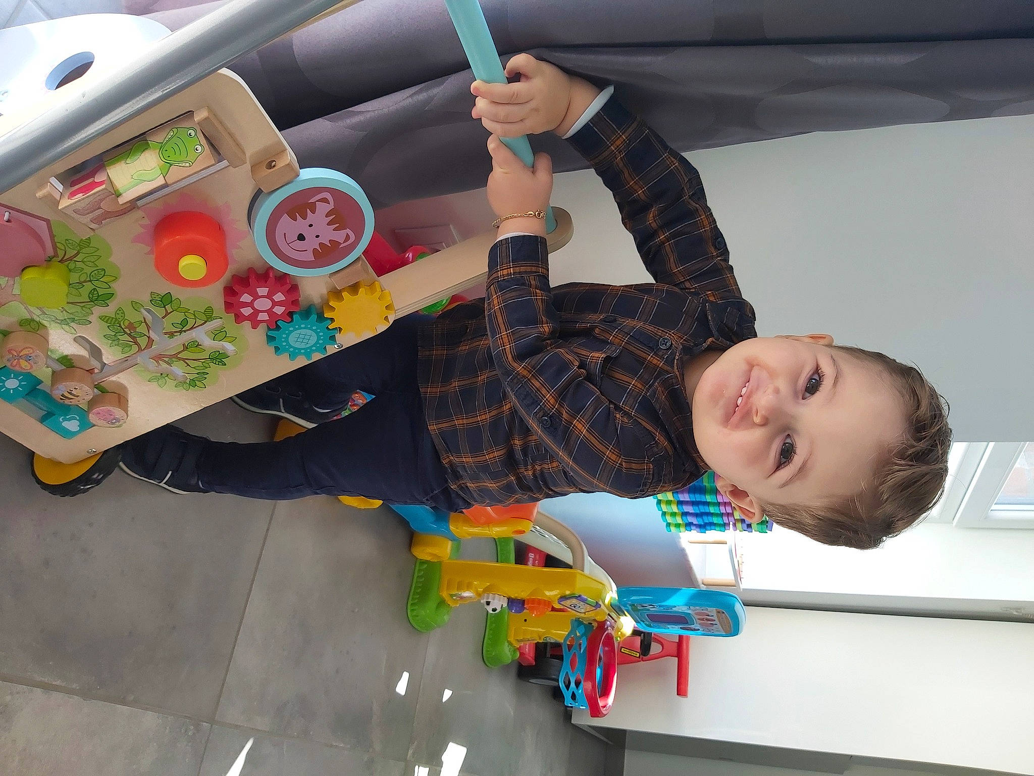 Ilario participe au concours pour gagner de l'argent avec cette photo : baby_products, baby_toys, car, child, fun, learning, leisure, machine, pattern, person, plastic, play, recreation, room, stuffed_toy, t_shirt, toddler, toy, visual_arts