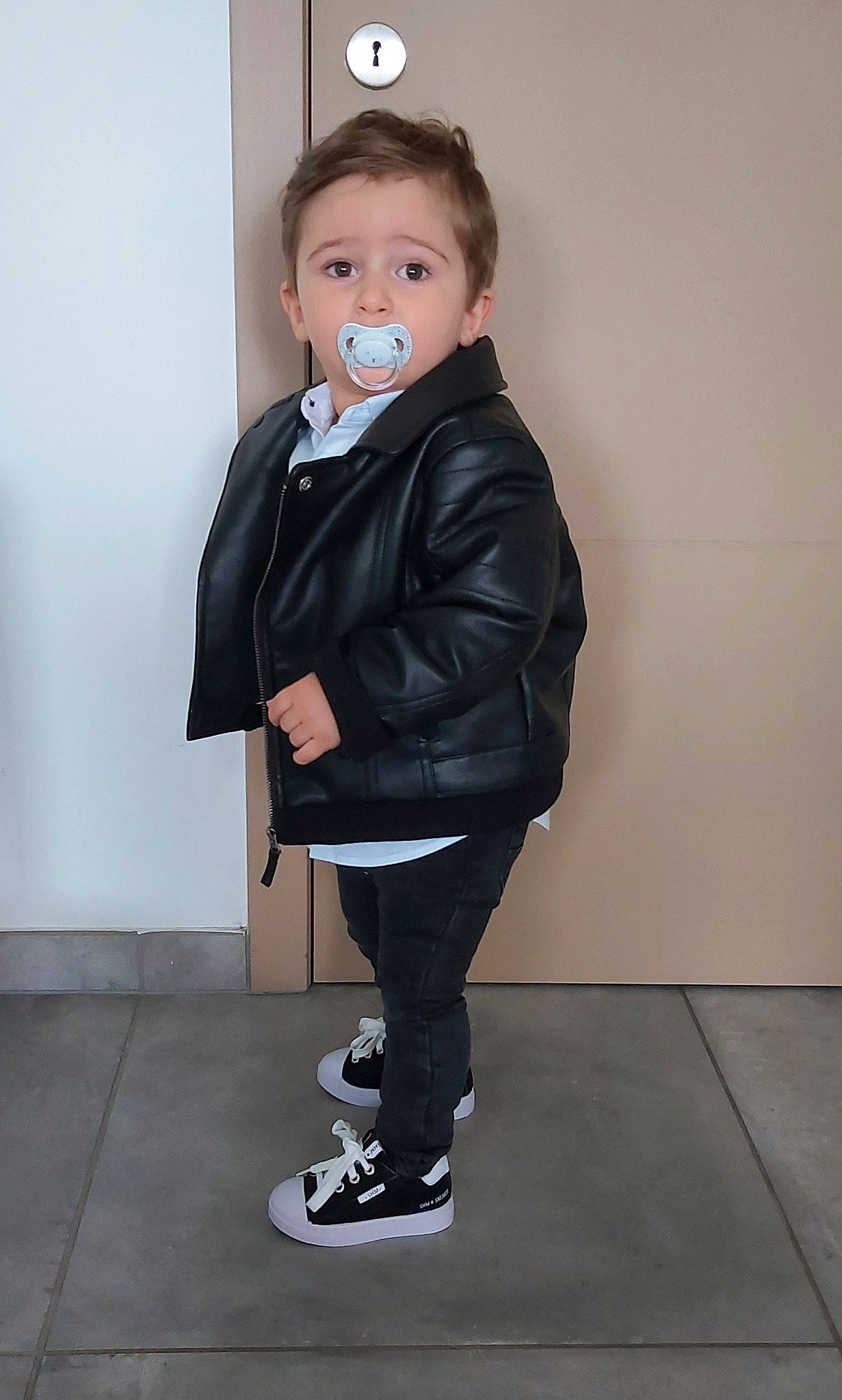 Ilario a rejoint le concours — aidez-le/la à gagner de superbes lots ! blazer, coat, collar, denim, dress_shirt, eye, face, fashion_design, flash_photography, flooring, formal_wear, hair, jacket, jeans, leg, neck, person, sleeve, standing, suit