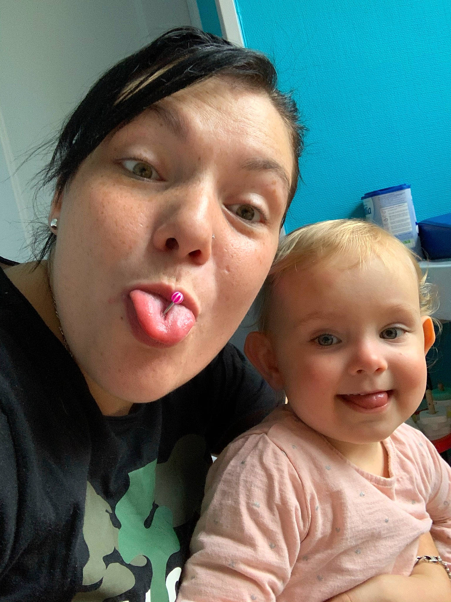 Angelina participe au concours pour gagner de l'argent avec cette photo : baby, cheek, child, chin, electronic_device, eye, face, facial_expression, forehead, fun, head, joy, lip, mouth, nose, people, person, photography, selfie, skin