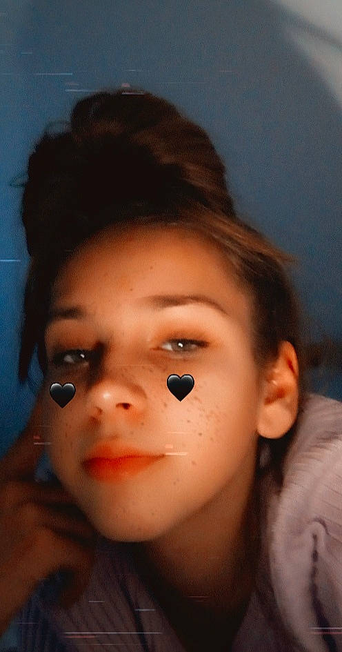 Melyne a rejoint le concours — aidez-le/la à gagner de superbes lots ! bangs, black_hair, cheek, cool, ear, eyebrow, eyelash, flash_photography, forehead, gesture, happy, iris, jaw, lip, long_hair, mouth, neck, no_expression, nose, person