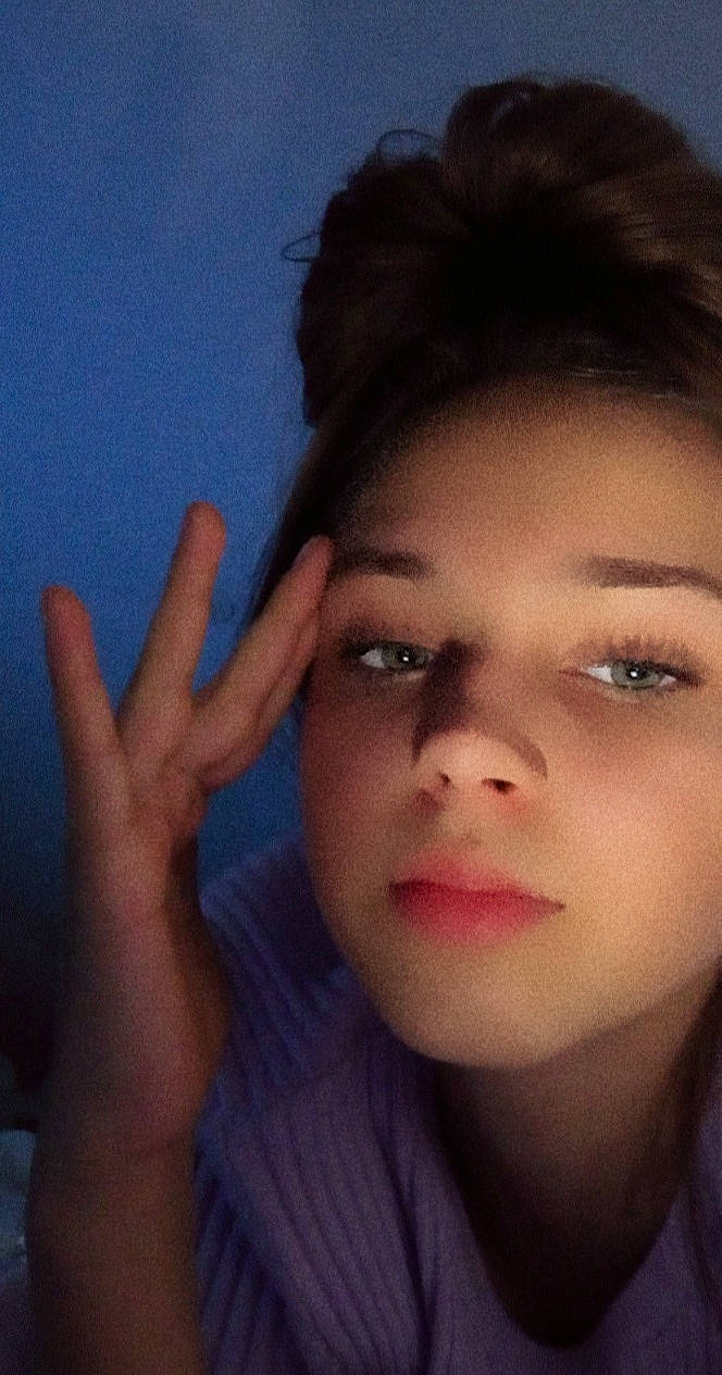 Melyne a rejoint le concours — aidez-le/la à gagner de superbes lots ! arm, cheek, chin, ear, eyebrow, eyelash, flash_photography, forehead, hair, hairstyle, human_body, iris, jaw, lip, mouth, neck, nose, person, shoulder, skin