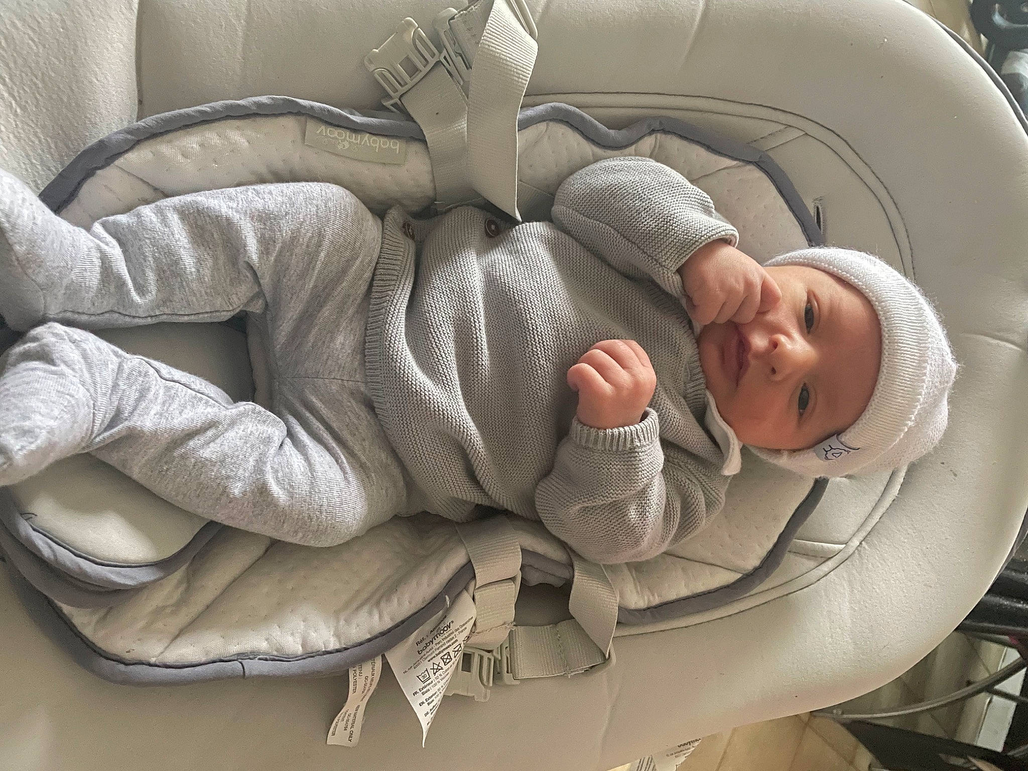 Léo participe au concours pour gagner de l'argent avec cette photo : auto_part, baby, baby_in_car_seat, baby_products, car_seat, carmine, child, comfort, eye, finger, gesture, hat, headgear, headwear, health_care, helmet, nap, person, sleep, smile