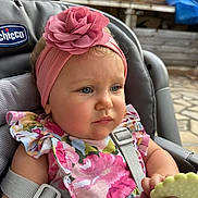Lison a rejoint le concours — aidez-le/la à gagner de superbes lots ! baby, child, headband, flower, pink, blue_eyes, floral_dress, stroller, teething_toys, straps, outdoor, pensive, cute, infant, person, portrait, seat, hand, skin, face