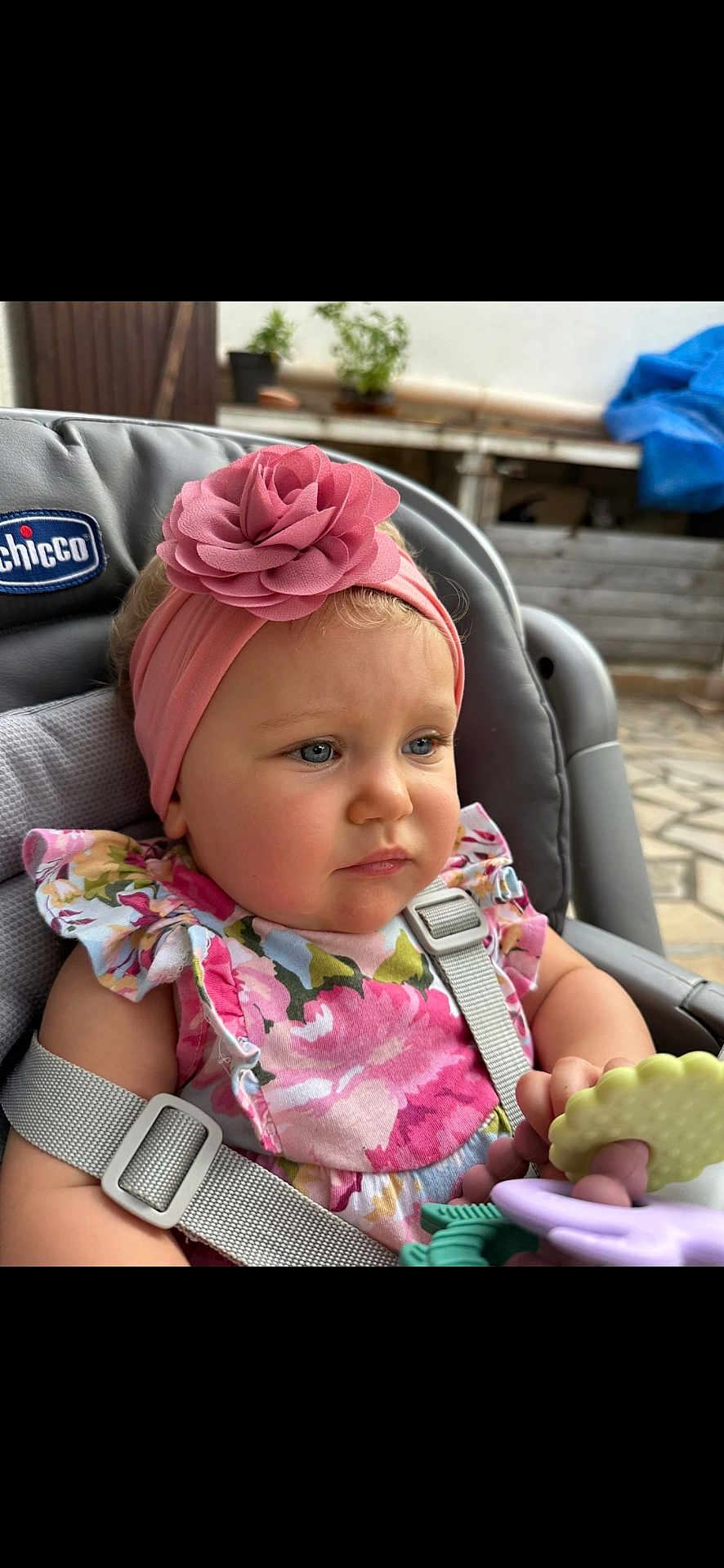 Lison a rejoint le concours — aidez-le/la à gagner de superbes lots ! baby, child, headband, flower, pink, blue_eyes, floral_dress, stroller, teething_toys, straps, outdoor, pensive, cute, infant, person, portrait, seat, hand, skin, face
