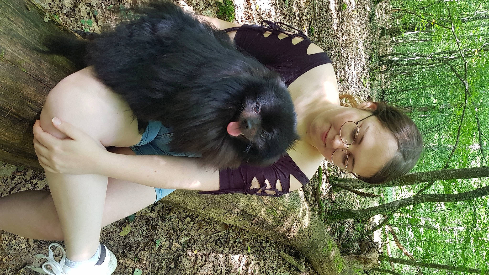 Snoopy participe au concours pour gagner de l'argent avec cette photo : canidae, companion_dog, dog_breed, forest, fun, fur, gesture, grass, happy, human_leg, jungle, leisure, people_in_nature, plant, smile, sporting_group, tail, thigh, tree, trunk