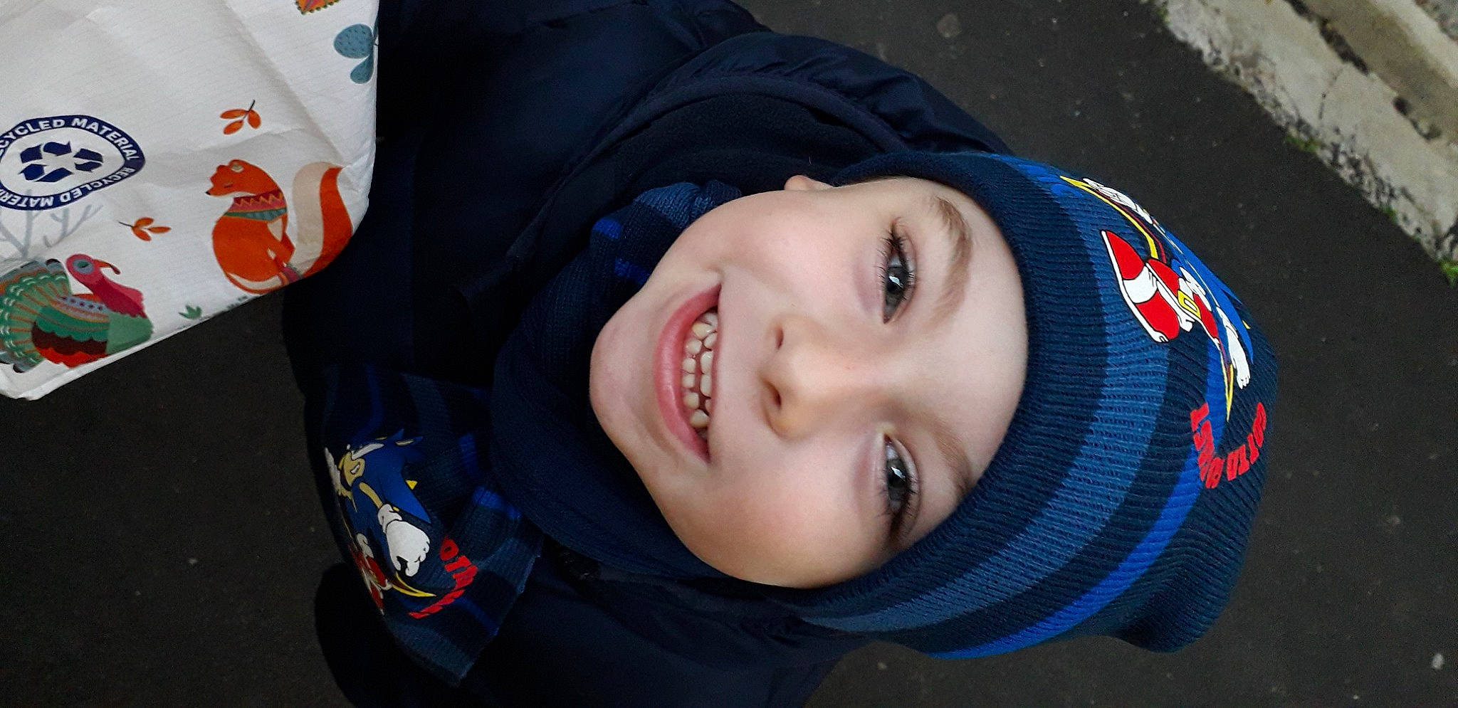 Samy participe au concours pour gagner de l'argent avec cette photo : blue, carmine, cheek, child, cobalt_blue, cool, electric_blue, eye, facial_expression, happy, headgear, headwear, iris, joy, lip, mouth, nose, organ, person, smile