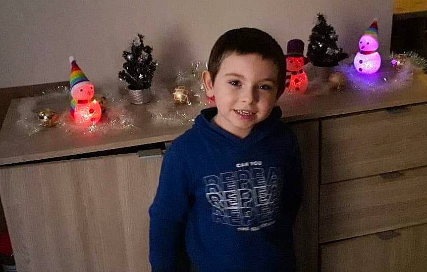 Samy participe au concours pour gagner de l'argent avec cette photo : baby_toddler_clothing, christmas, christmas_decoration, christmas_eve, christmas_lights, christmas_ornament, christmas_tree, conifer, costume_accessory, facial_expression, holiday, holiday_ornament, interior_design, joy, long_sleeved_t_shirt, ornament, person, pine_family, sleeve, standing