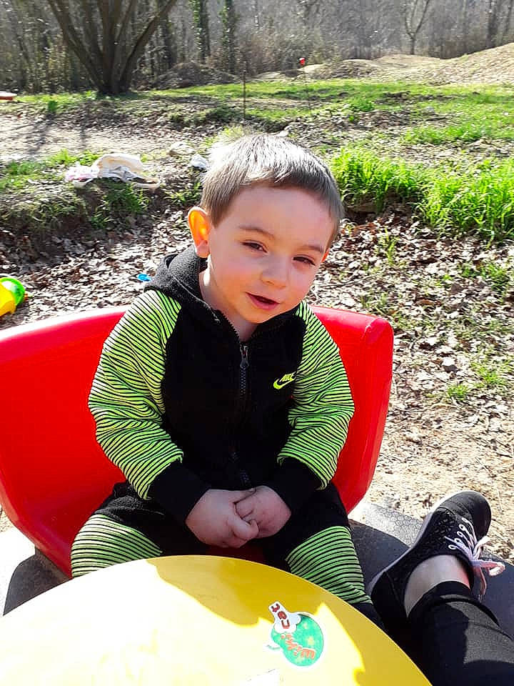 Samy a rejoint le concours — aidez-le/la à gagner de superbes lots ! child, fun, grass, leisure, person, play, recreation, sitting, smile, toddler, vacation