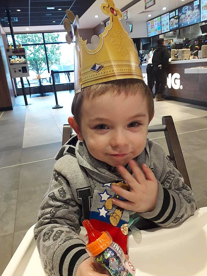 Samy participe au concours pour gagner de l'argent avec cette photo : child, food, person, snapshot, toddler, tourism, vacation