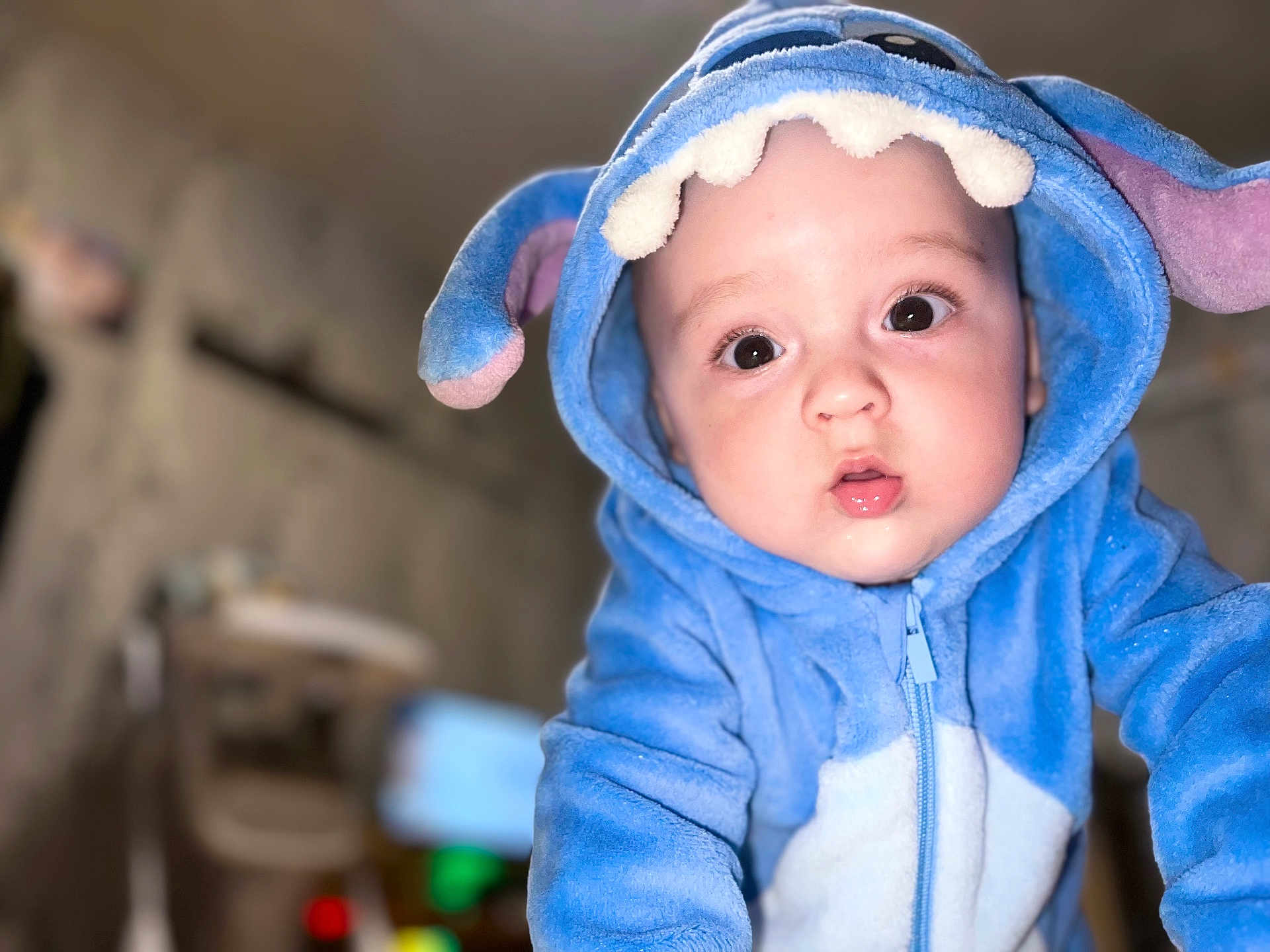 Ezio participe au concours pour gagner de l'argent avec cette photo : baby, blue_onesie, child, closeup, costume, cute, expression, eyes, face, hood, indoor, infant, looking_at_camera, mouth_open, onesie, person, plush, portrait, soft, young_child