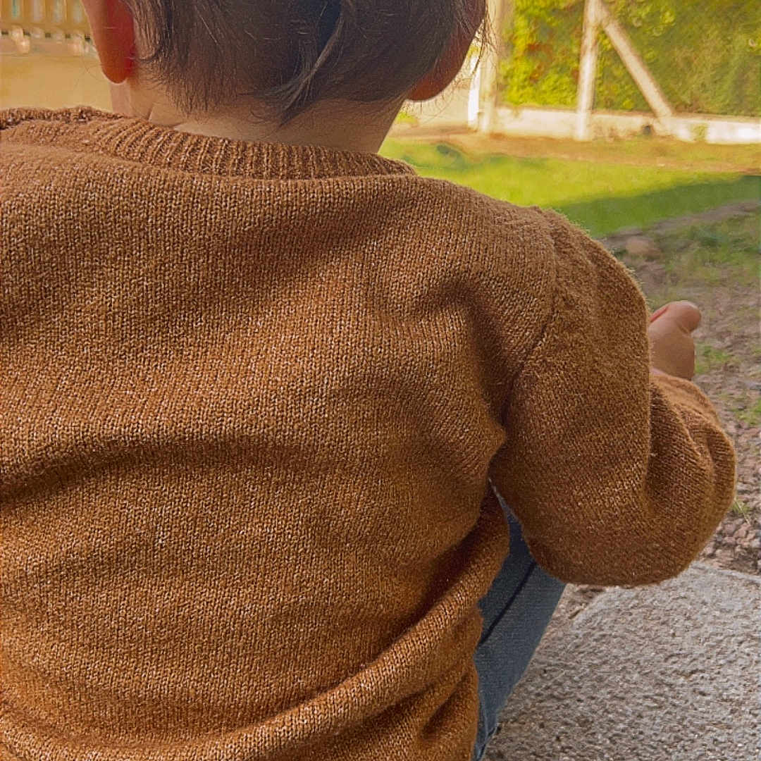 Steÿla participe au concours pour gagner de l'argent avec cette photo : baby, back, bodypart, cardigan, clothing, coat, dress, hair, head, hood, hoodie, knitwear, longsleeve, pants, person, sleeve, sweater, sweatshirt