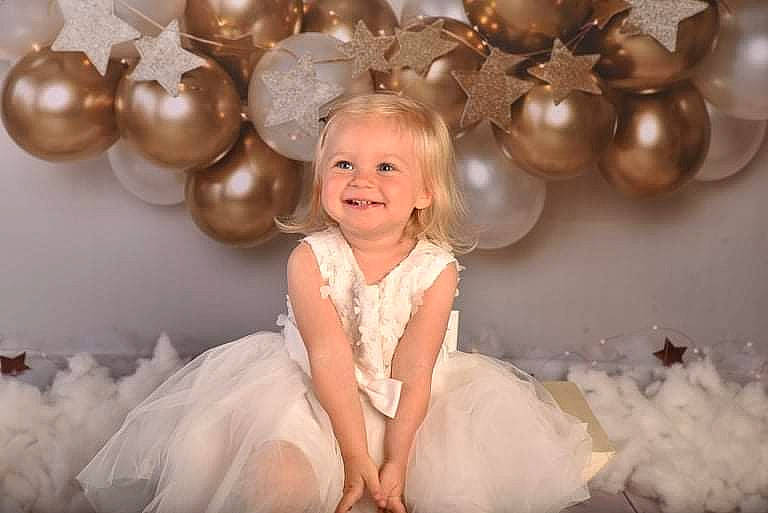 Luna participe au concours pour gagner de l'argent avec cette photo : baby, baby_toddler_clothing, balloon, beauty, dress, event, eye, facial_expression, flash_photography, fun, hairstyle, happy, iris, joy, lighting, organ, person, photograph, pink, smile