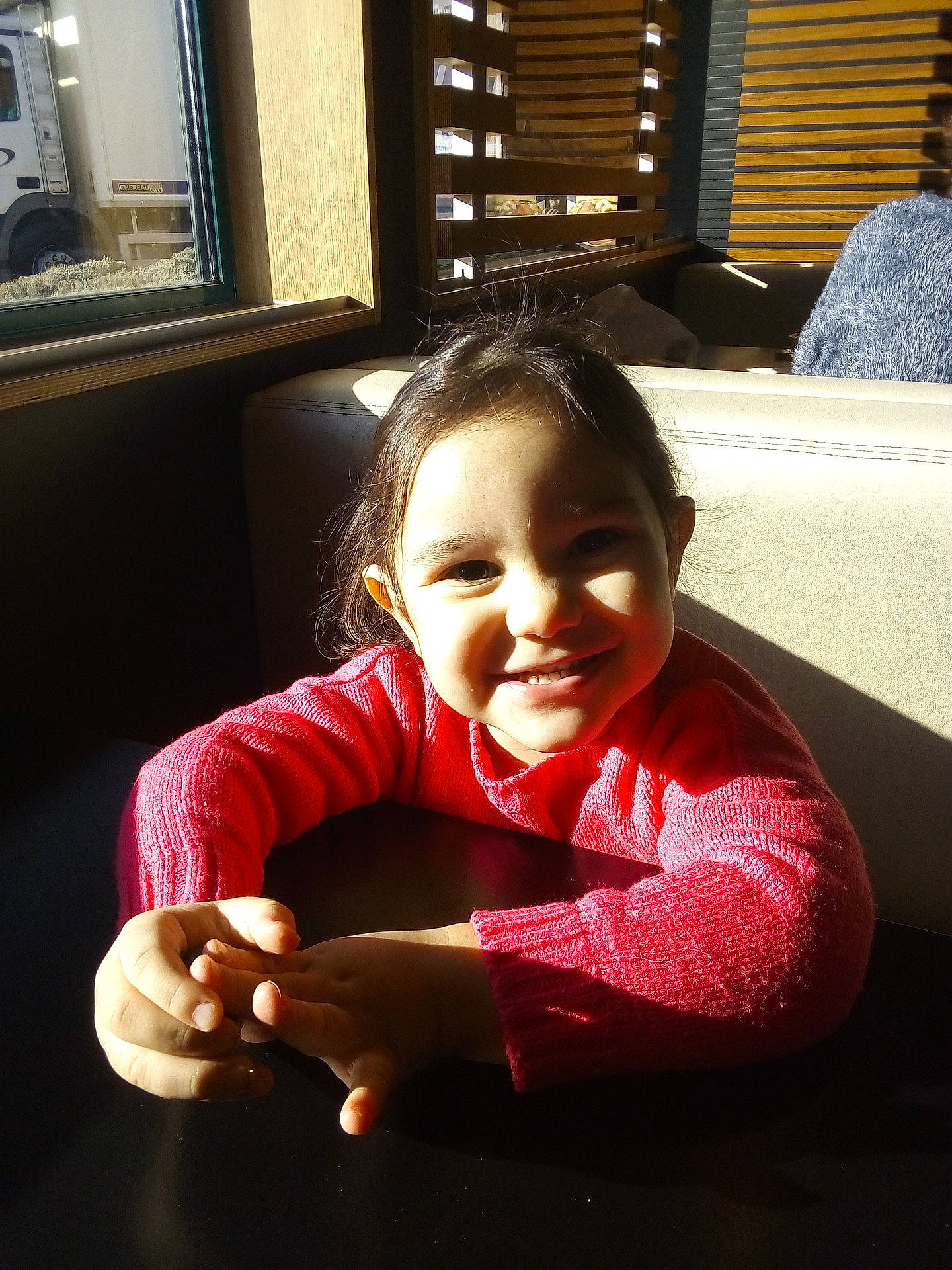 Fatima a rejoint le concours — aidez-le/la à gagner de superbes lots ! child, fun, girl, happiness, infant, joy, person, play, sitting, skin, smile, toddler